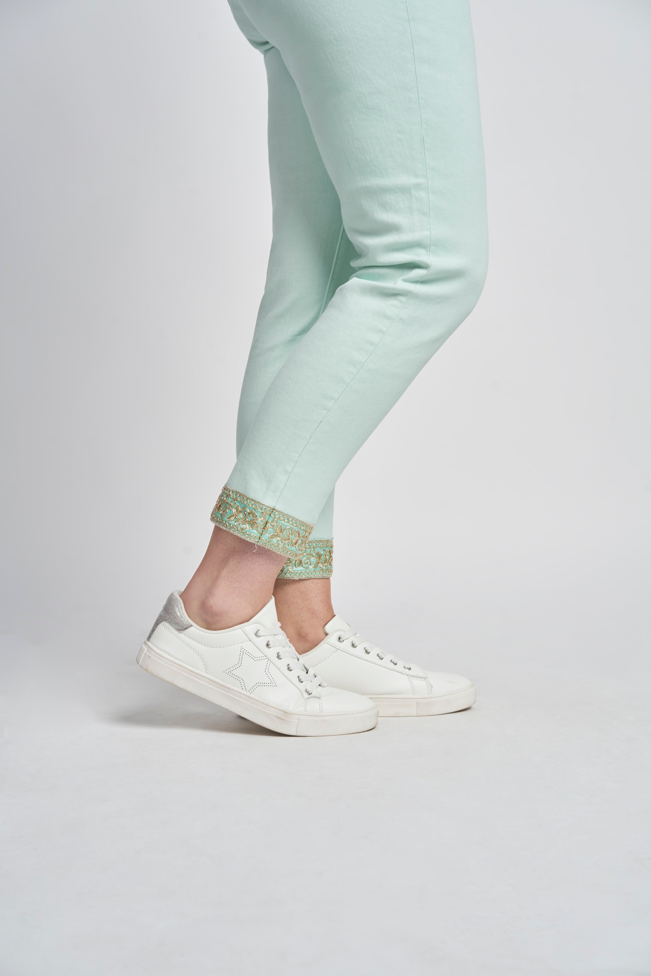 Size 16 & 18 PINNS - 581CT MINT