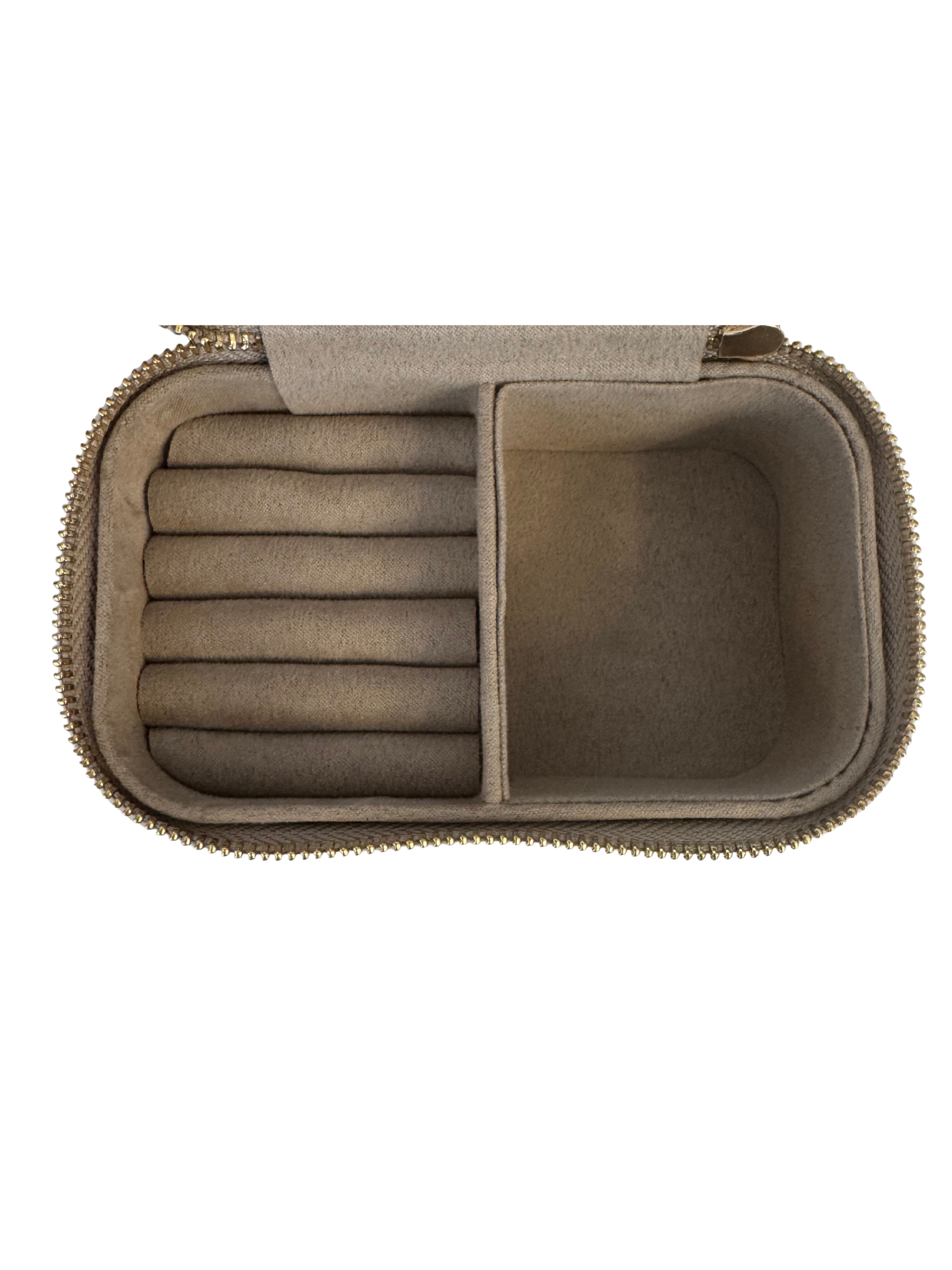 Alice Wheeler AW5950 Stone Mini Jewellery Box with gold bee emblem – compact travel jewellery organiser with zip closure, ring rolls and storage compartment.