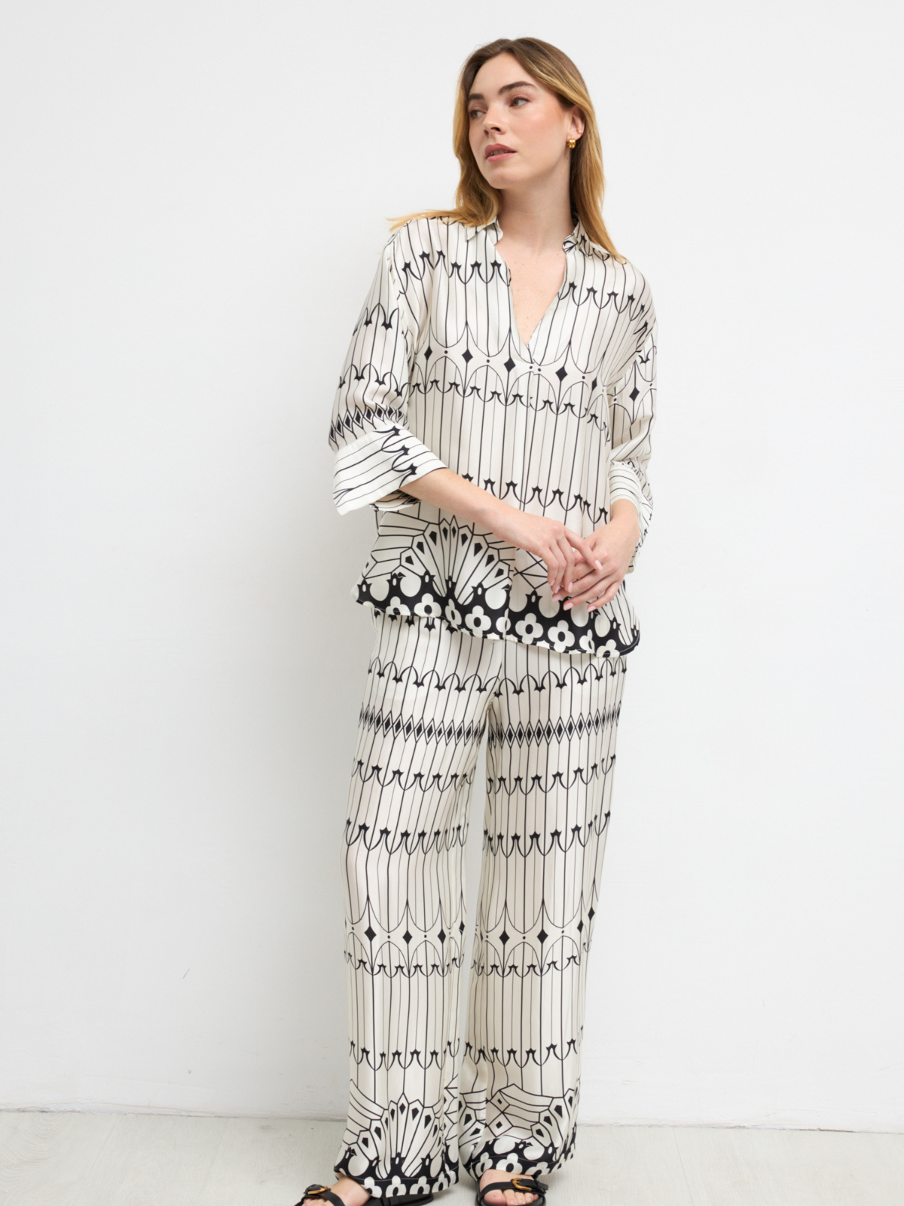 Bariloche Lodosa / Haya Set featuring printed blouse with notch neckline and matching wide-leg trousers in coordinated geometric design.