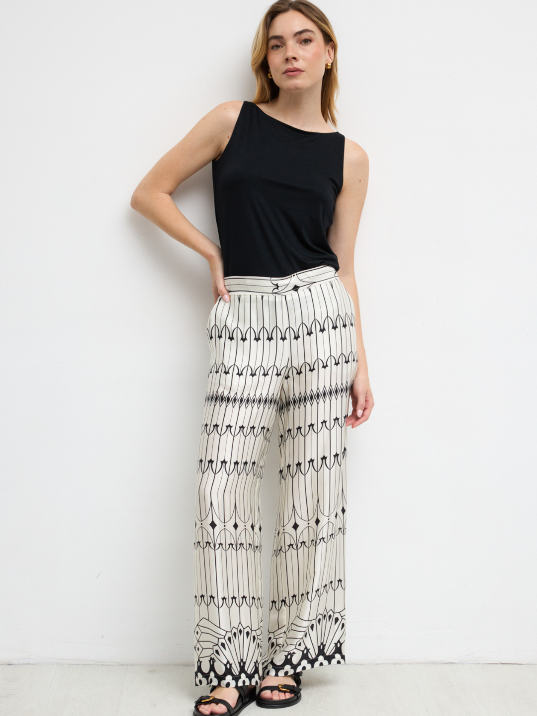 Bariloche Lodosa / Haya Set featuring printed blouse with notch neckline and matching wide-leg trousers in coordinated geometric design.