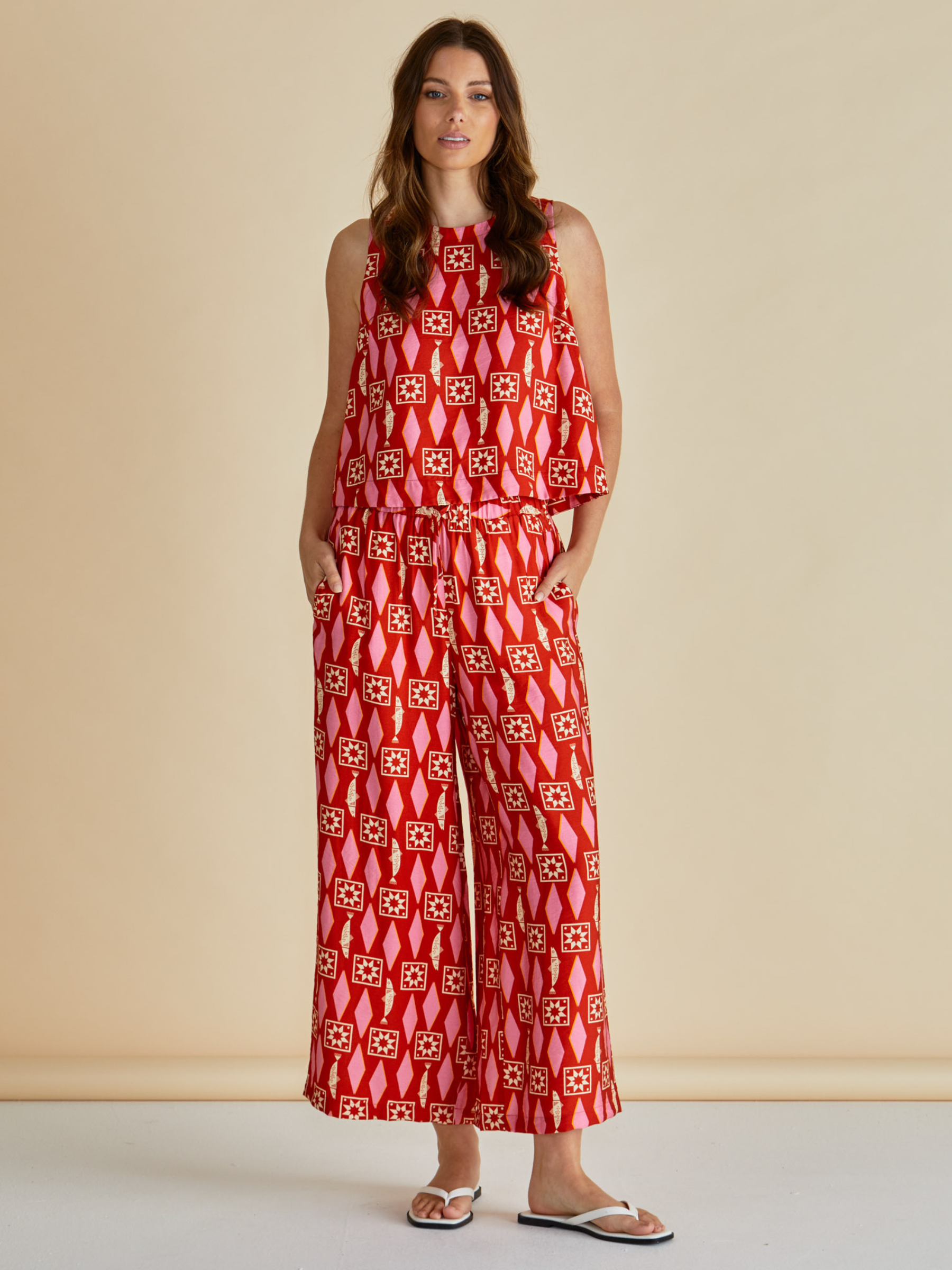 Betty Copacabana Relax Pants with elasticated waistband, relaxed wide-leg silhouette and cropped length.