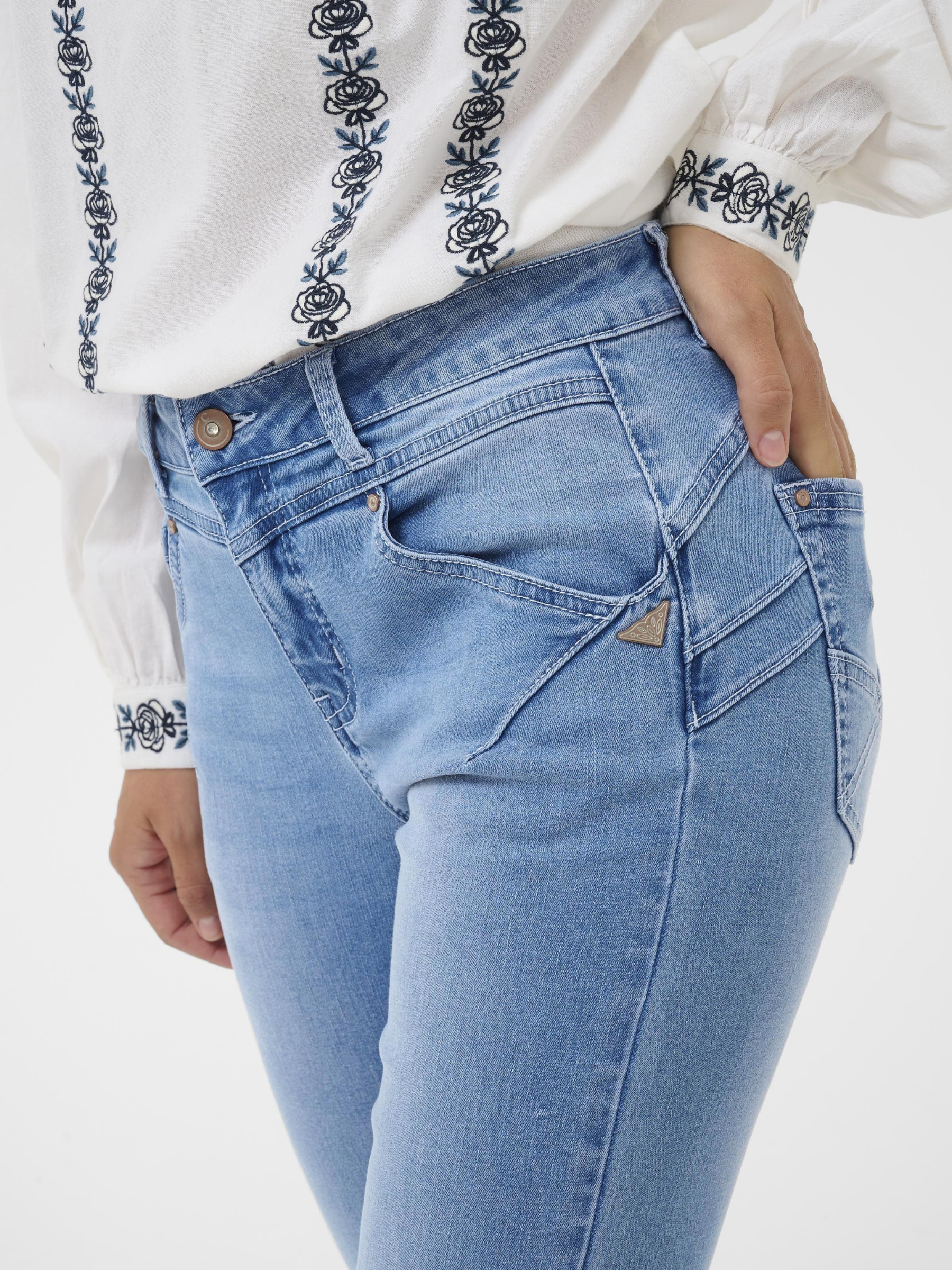 Cream Amalie women’s bootcut jeans with high waist, fitted leg and full-length stretch denim construction.