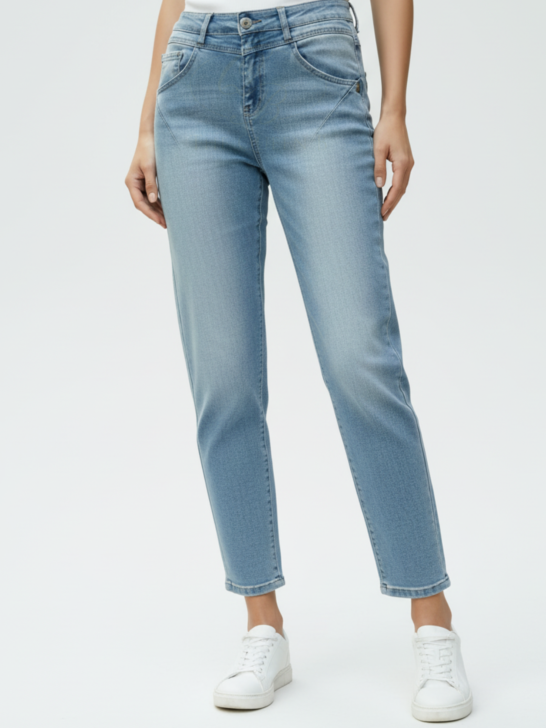 Cream Amalie women’s straight leg jeans with regular waist, full-length cut and stretch denim for everyday wear.