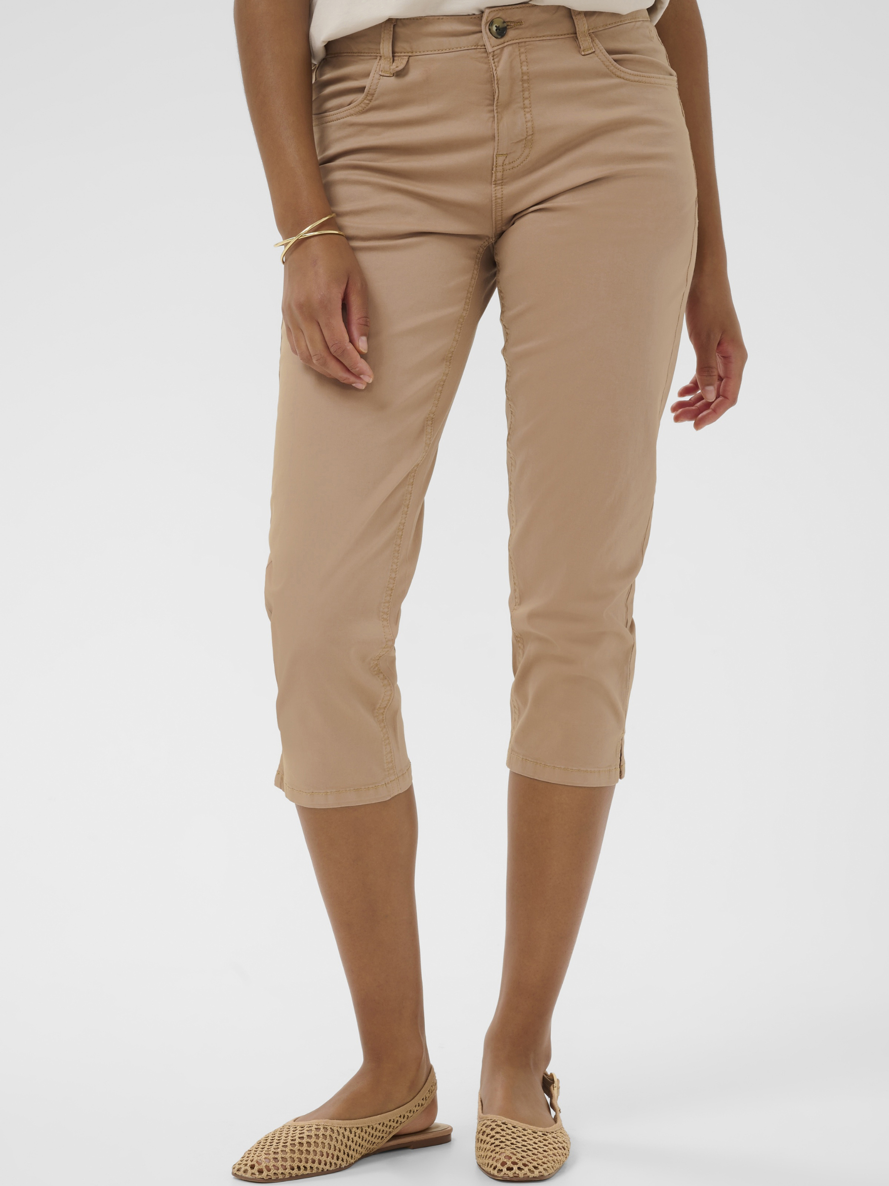 Cream Berta Capri Twill women’s cropped cotton twill trousers with button fastening and side pockets.