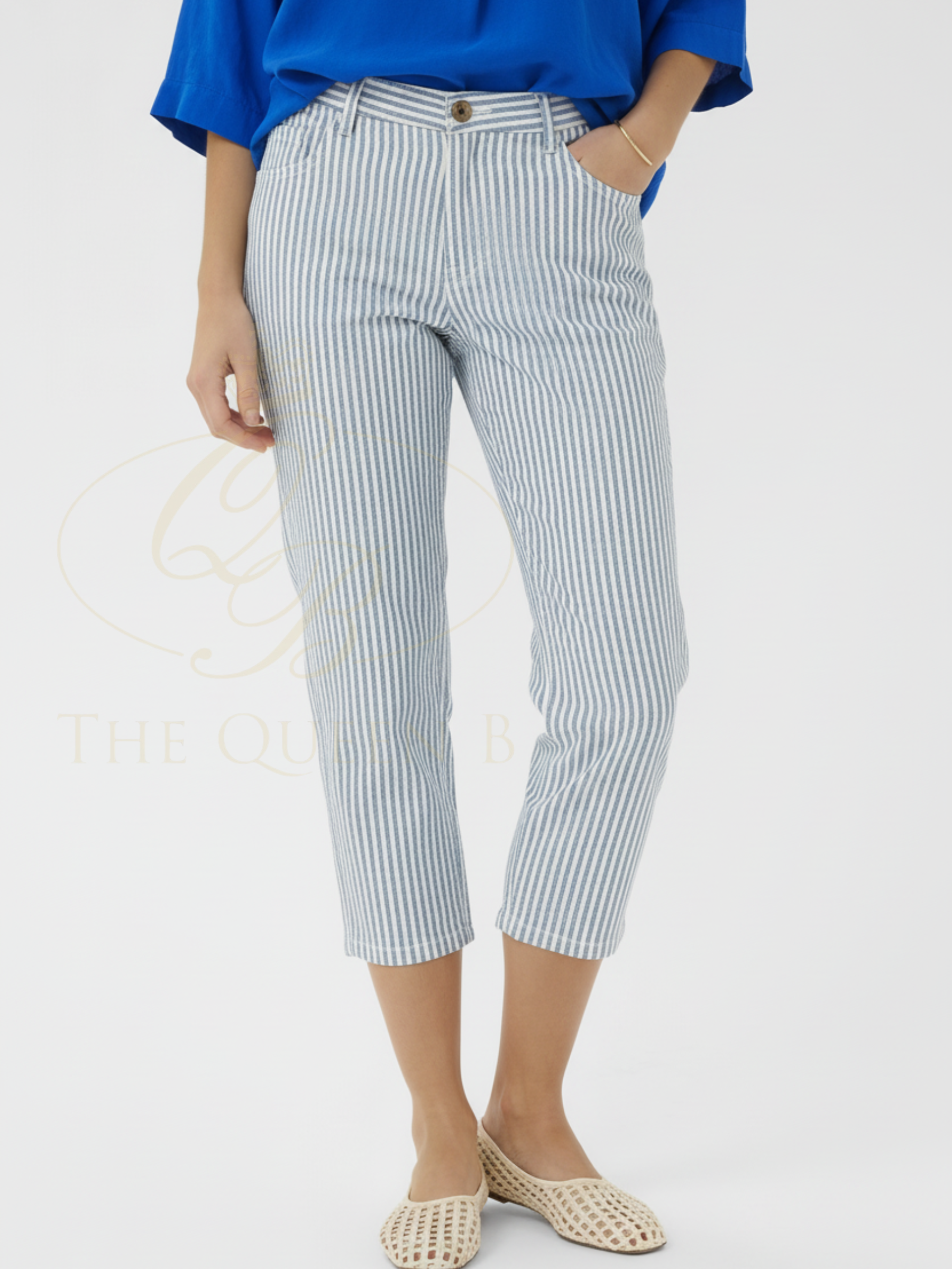 Cream Berta Capri Twill women’s cropped cotton twill trousers with button fastening and side pockets.