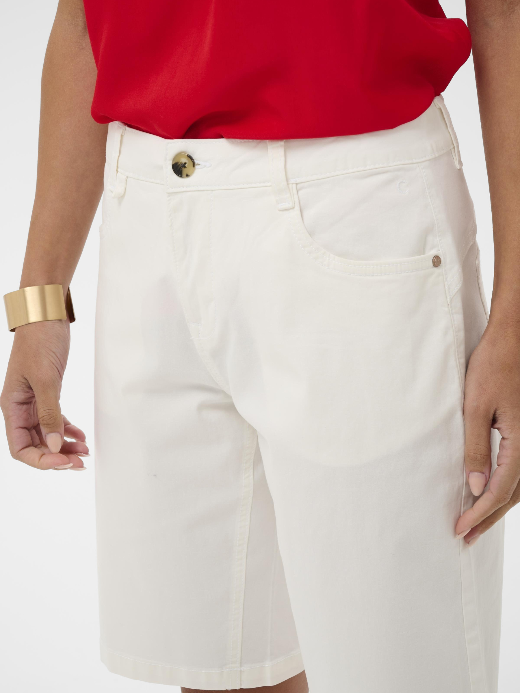 Cream Berta Twill Shorts women’s tailored cotton twill shorts with button fastening and side pockets.