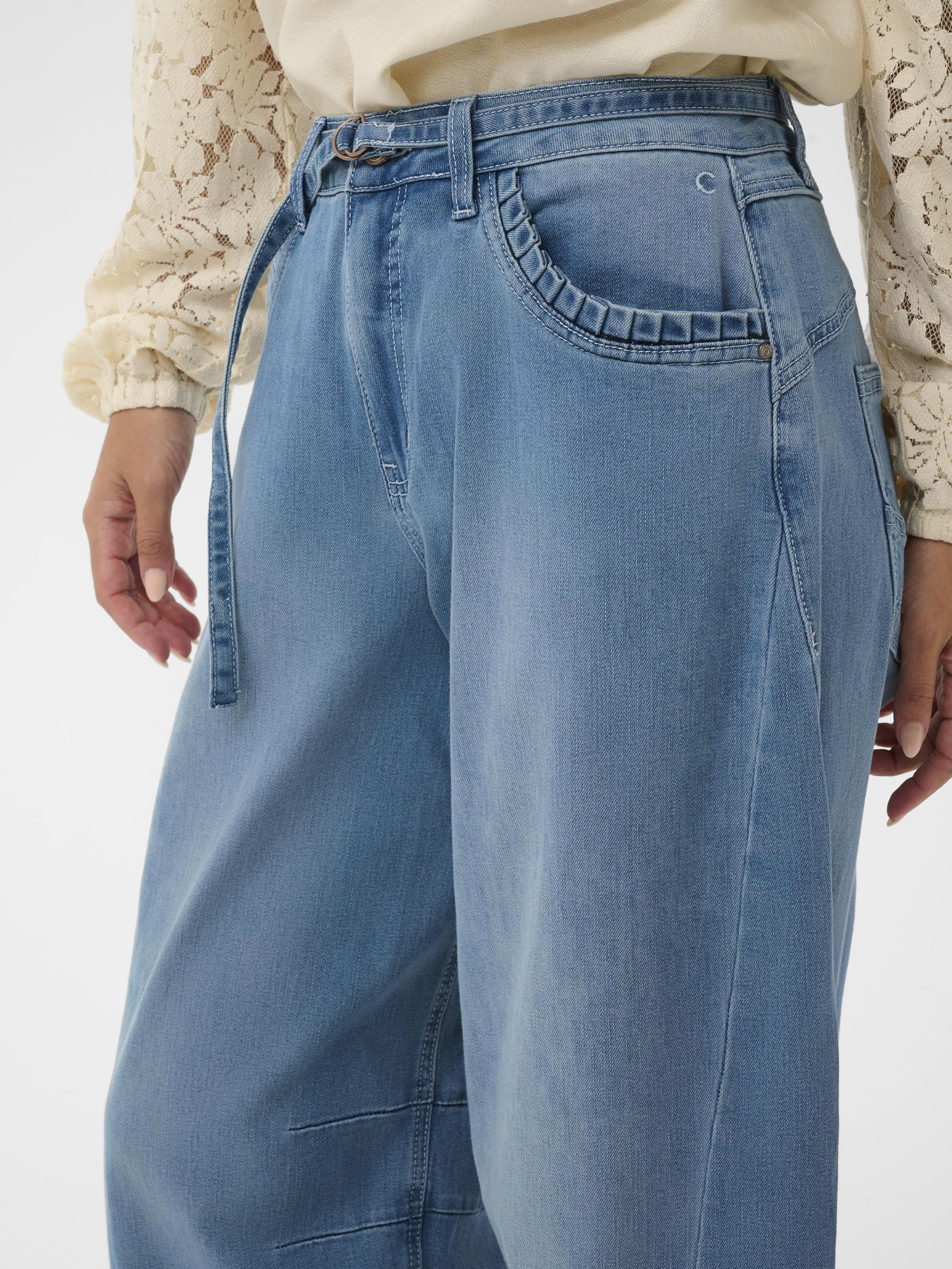Cream Caysa women’s ankle-length barrel jeans with relaxed baggy fit, regular waist and modern casual denim silhouette.