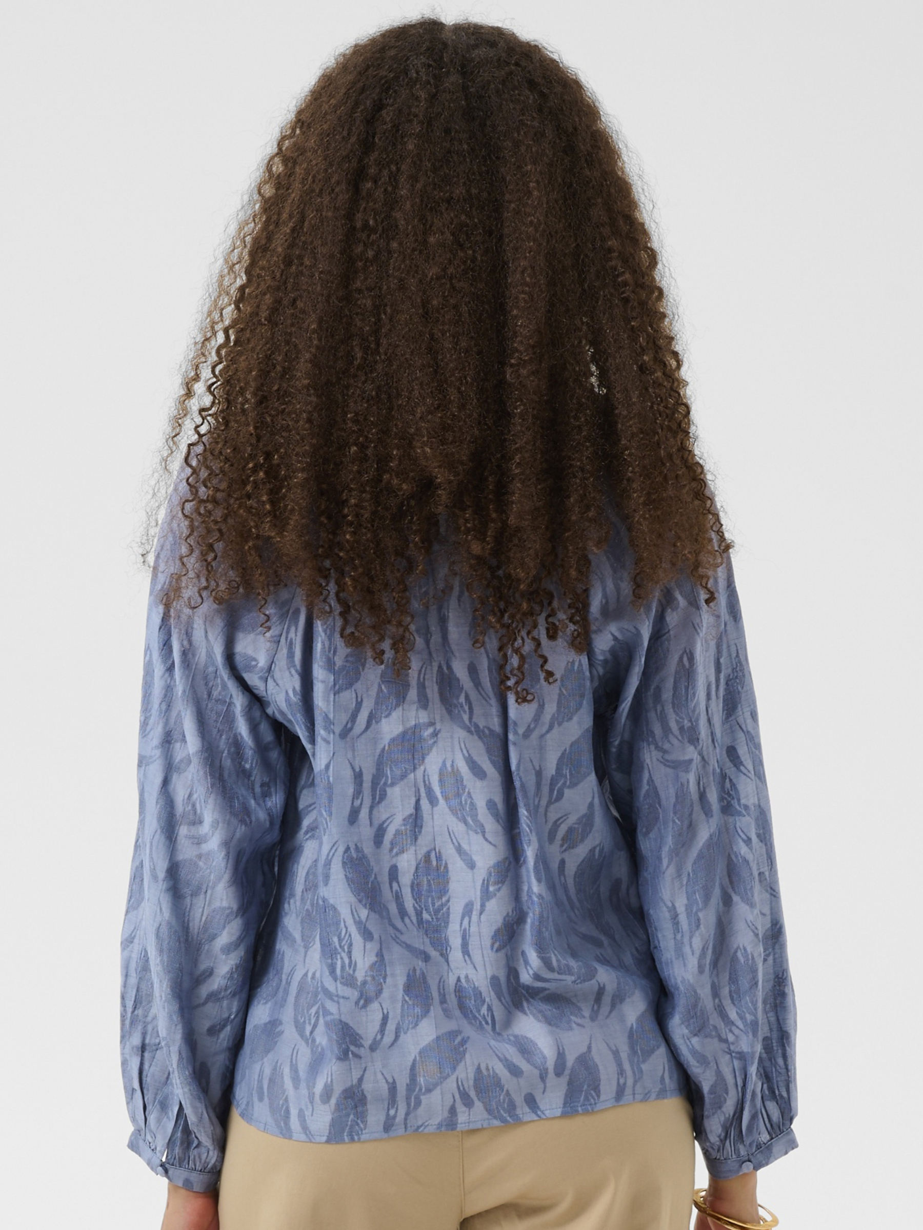 Cream Loui Blouse with soft print, tie neckline and long sleeves in a loose fit.