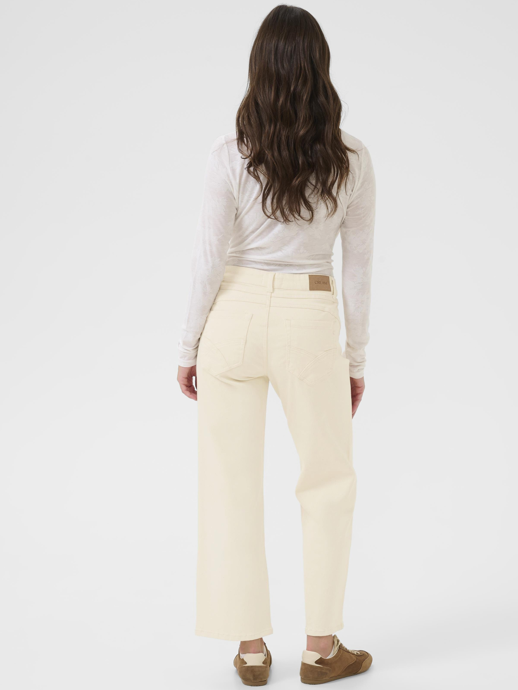 Cream Natalia 7/8 Straight Twill women’s straight-leg trousers with regular waist and cropped length, styled with casual footwear.