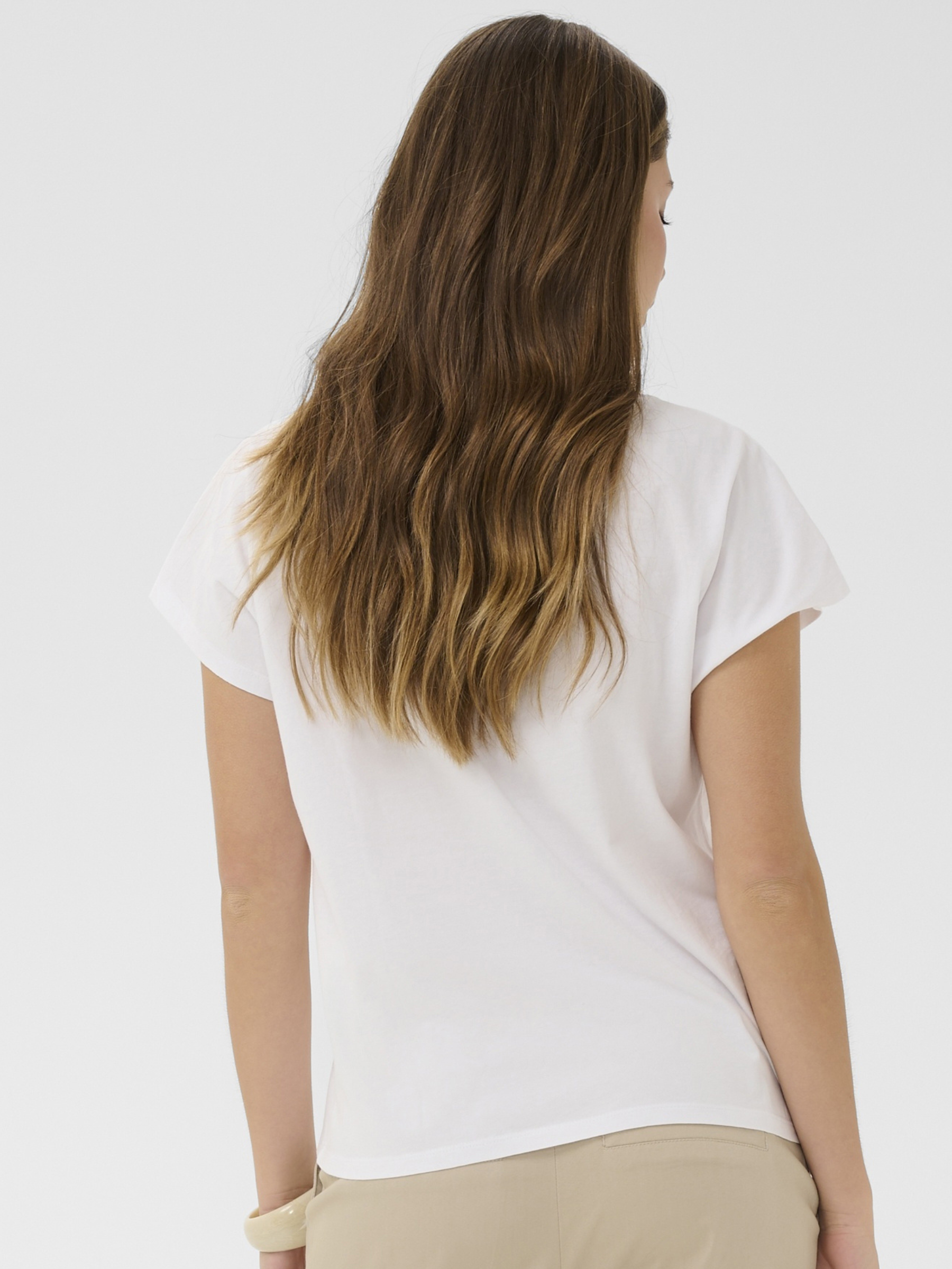 Cream Nibia white t-shirt with embellished V-neckline and short sleeves.