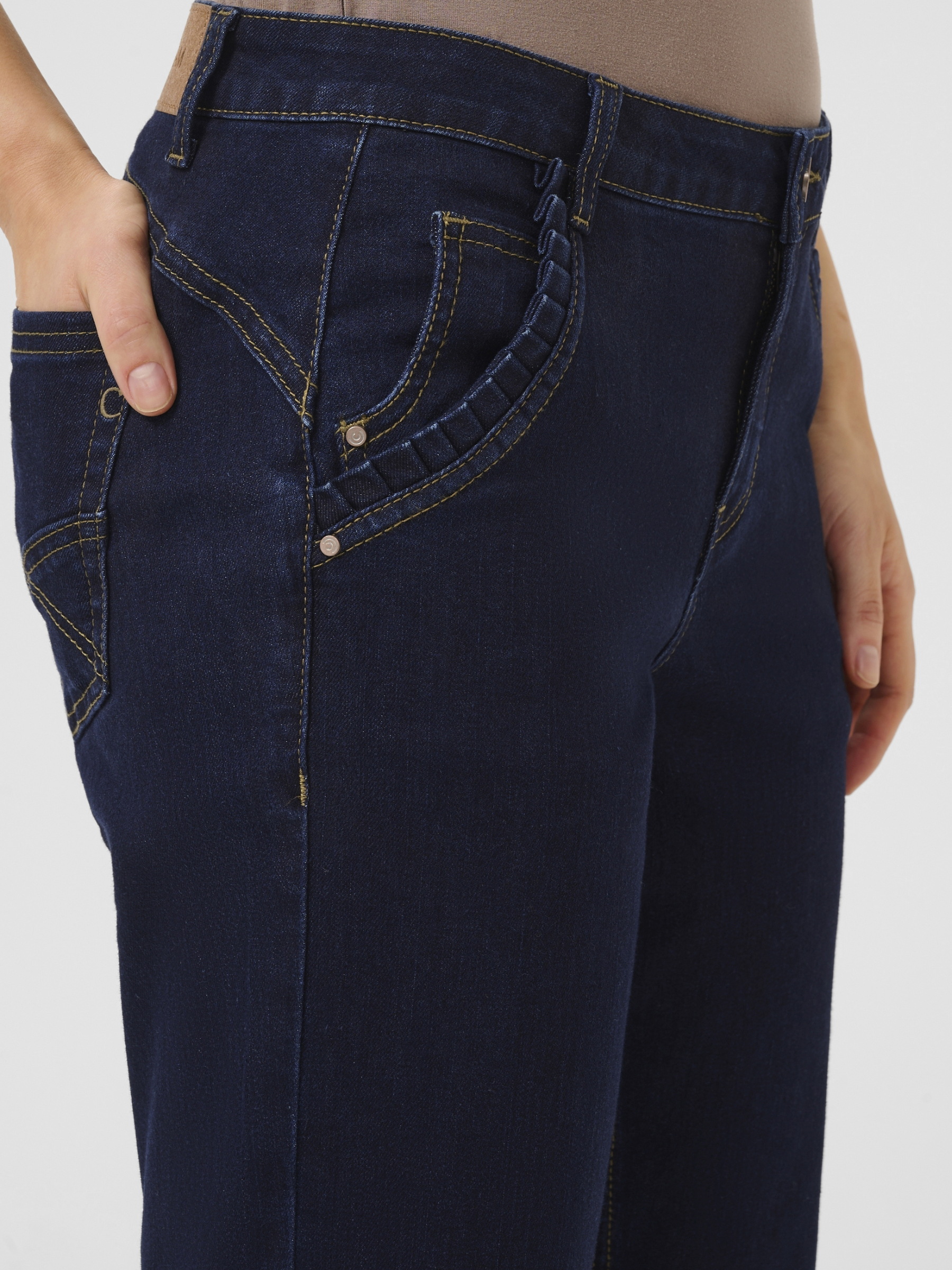 Cream Raja 7/8 Jeans with Bailey fit, regular waist and 7/8 length.