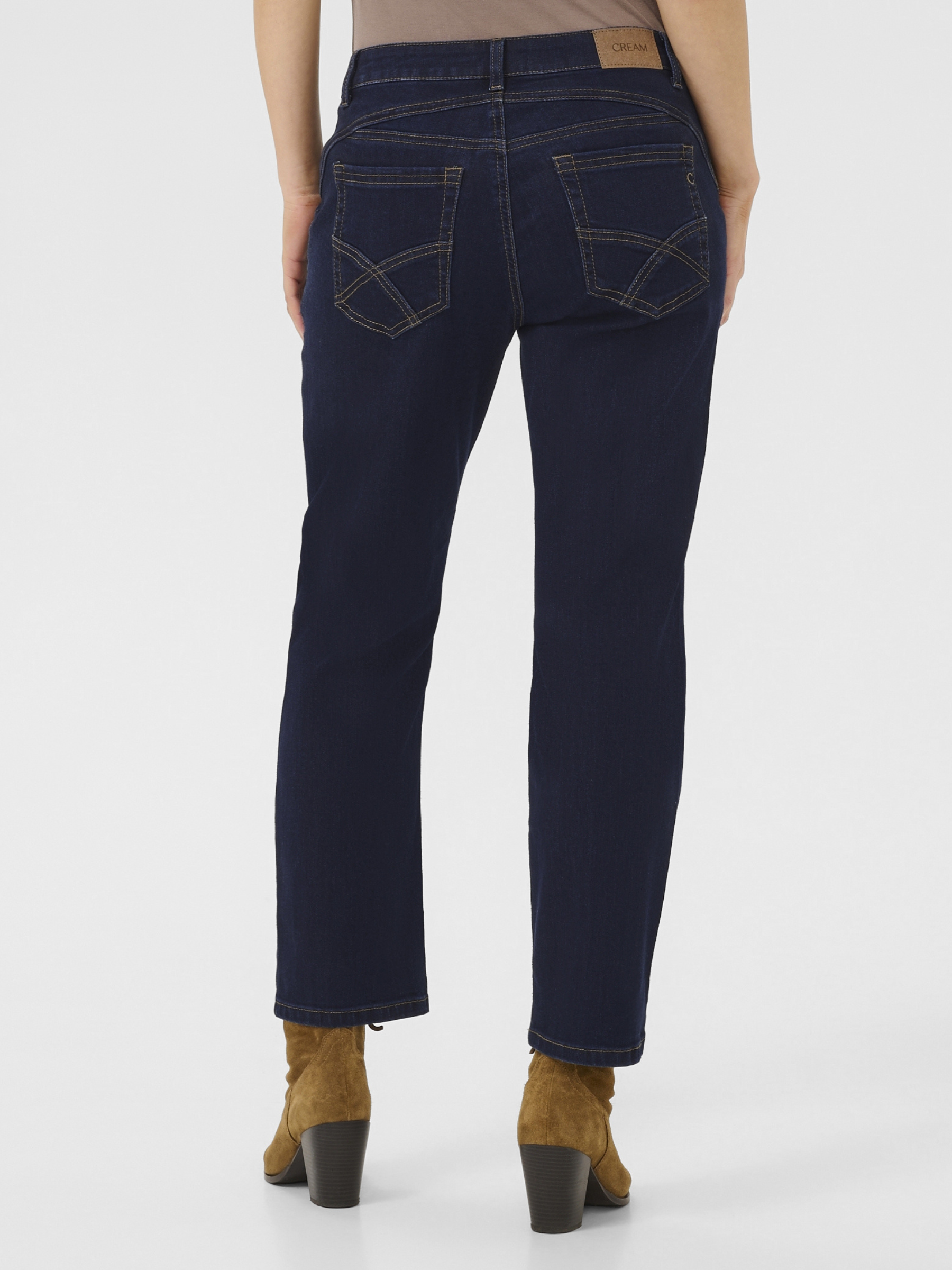 Cream Raja 7/8 Jeans with Bailey fit, regular waist and 7/8 length.