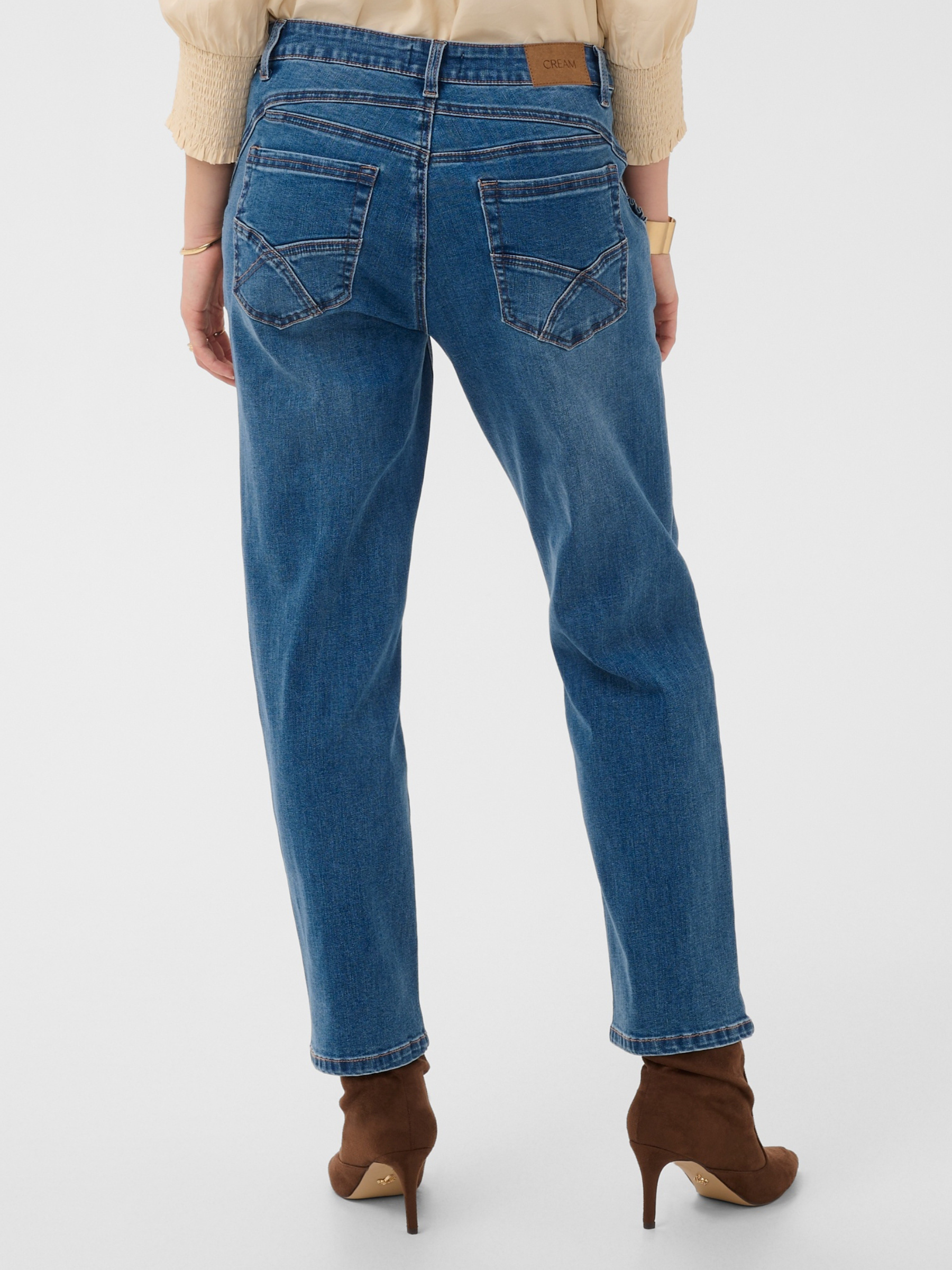 Cream Raja 7/8 Jeans with Bailey fit, regular waist and 7/8 length.