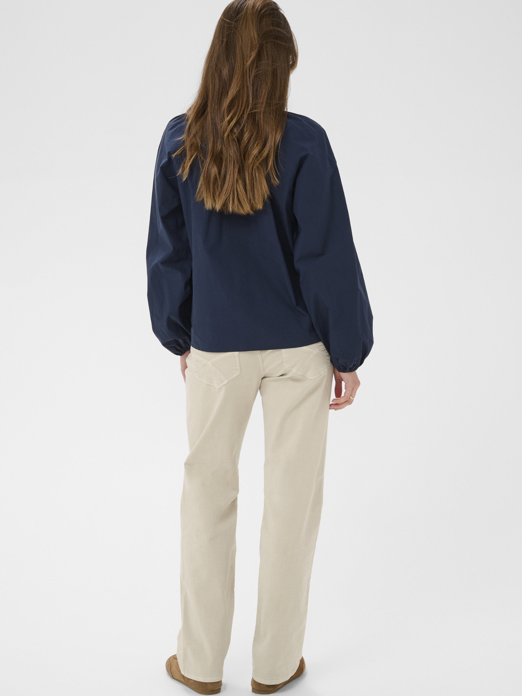 Cream Sophia LP Straight Twill women’s straight-leg trousers with regular waist and full-length fit, styled with a long-sleeve top.