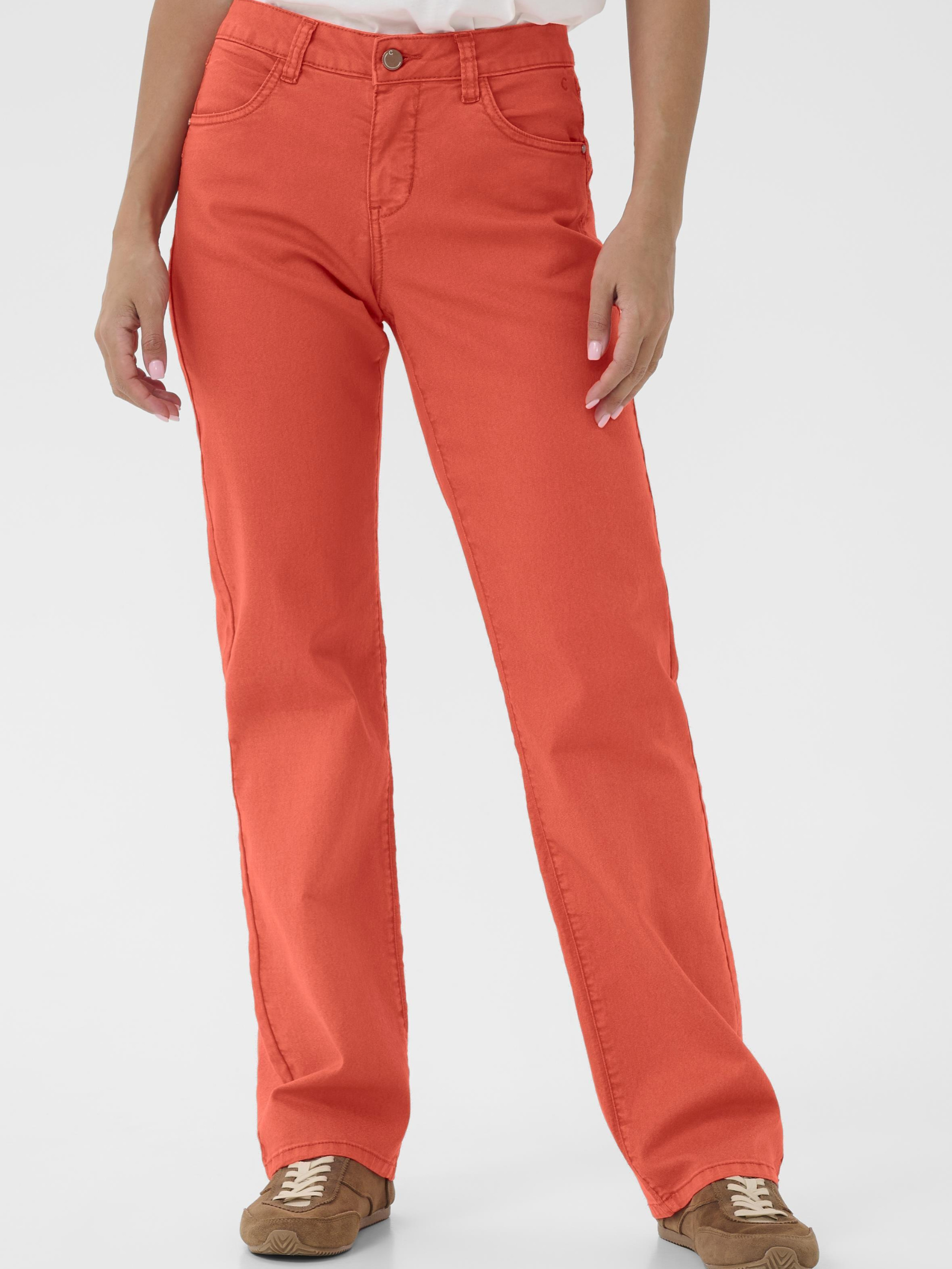 Cream Sophia LP Straight Twill women’s straight-leg trousers with regular waist and full-length fit, styled with a long-sleeve top.