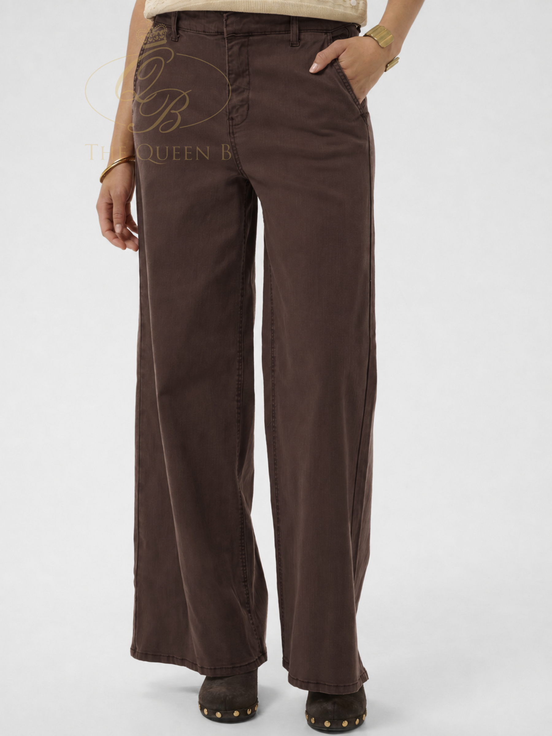 Cream Visti Colored Denim Pant with high waist, wide-leg silhouette, full-length finish and front pocket detailing.