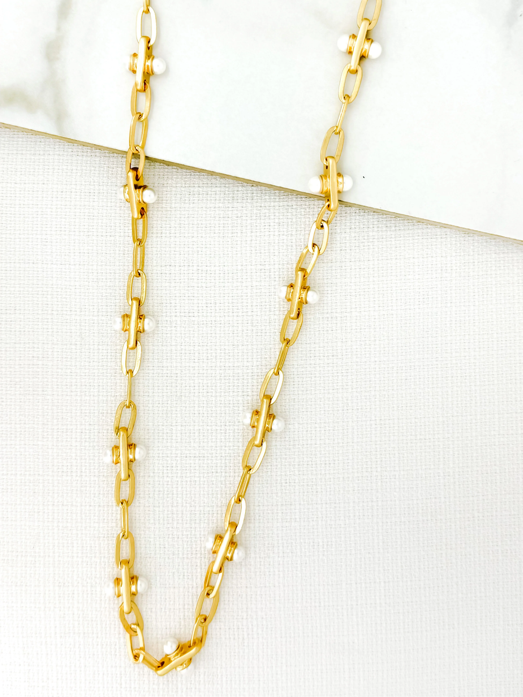 ENVY 4303 Gold Necklace featuring gold-effect chain links with pearl-effect embellishments, a timeless and versatile women’s jewellery piece for both everyday and evening wear.