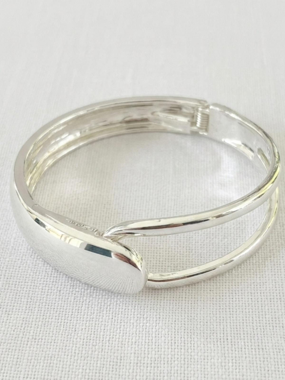 Envy 4710 Looped Hinged Bangle Bracelet with smooth bangle shape, looped front detail and hinged fastening.