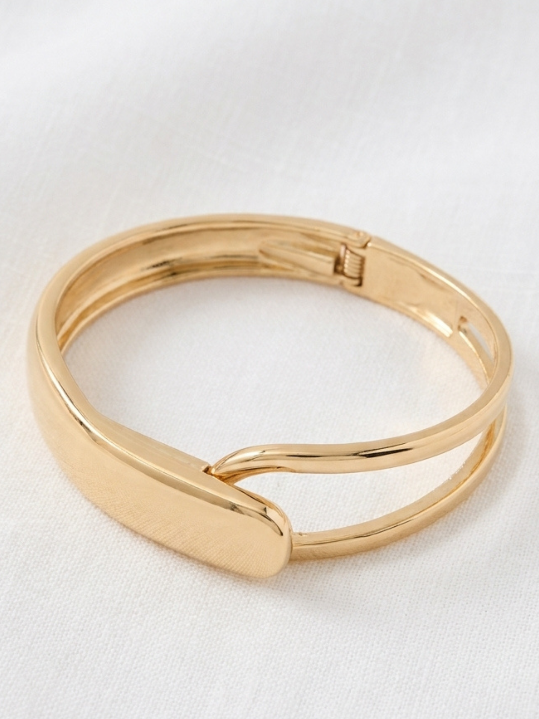 Envy 4710 Looped Hinged Bangle Bracelet with smooth bangle shape, looped front detail and hinged fastening.