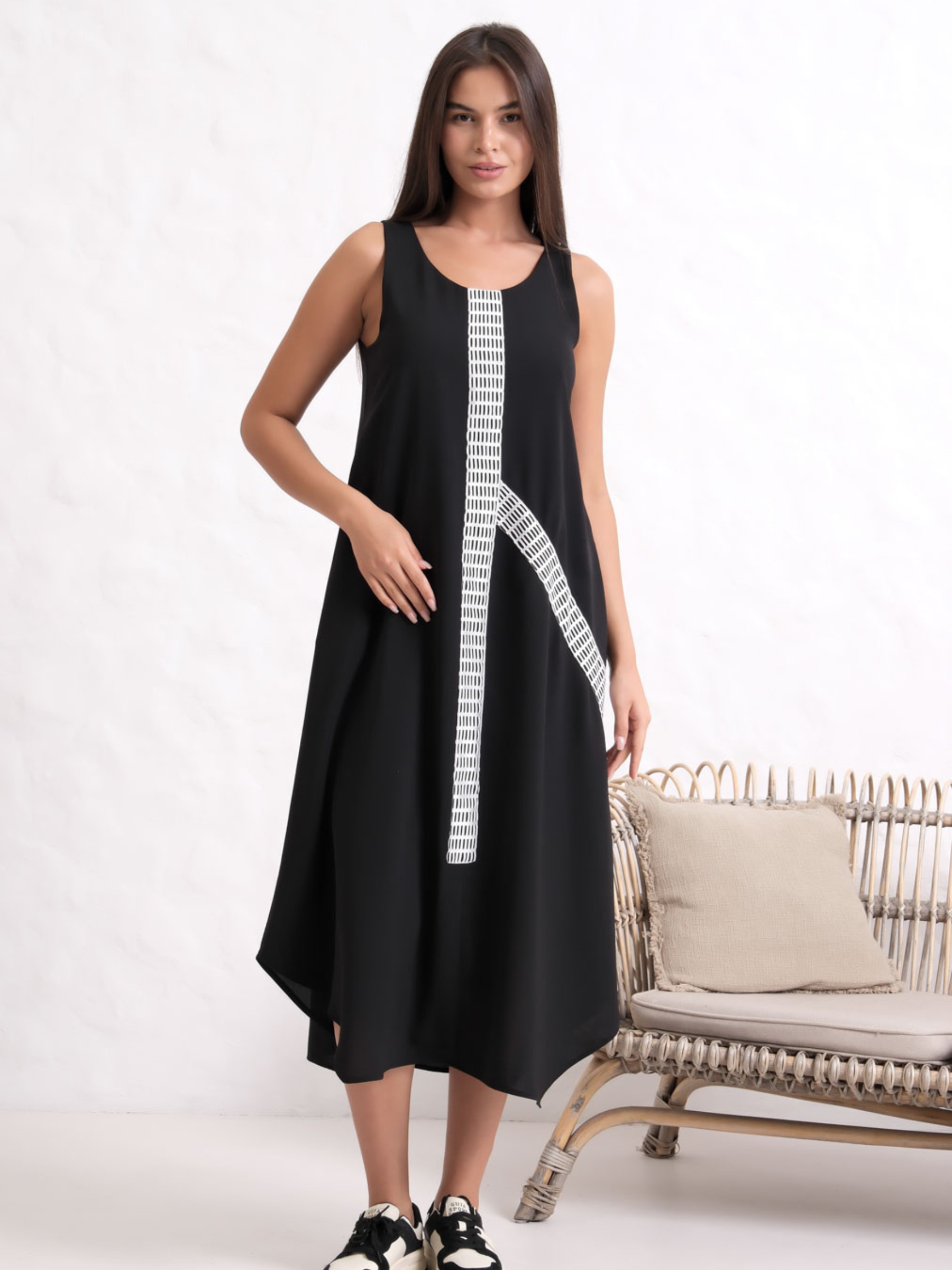 Inco 2151 sleeveless dress with relaxed silhouette and contrasting linear detail.