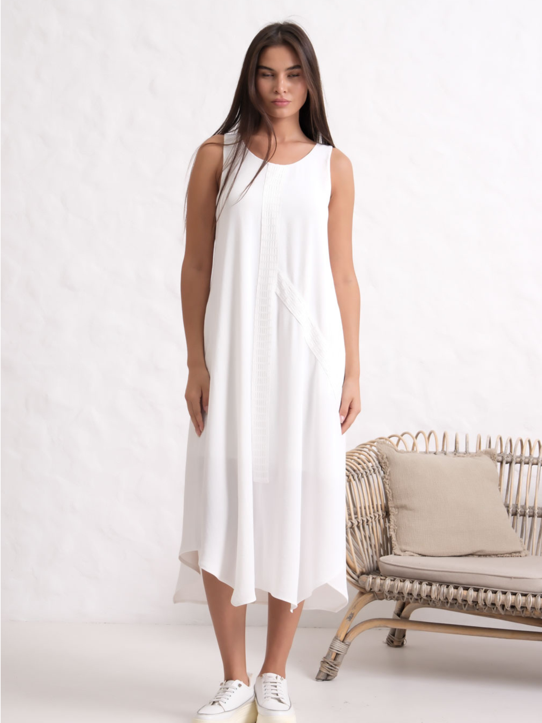 Inco 2151 sleeveless dress with relaxed silhouette and contrasting linear detail.