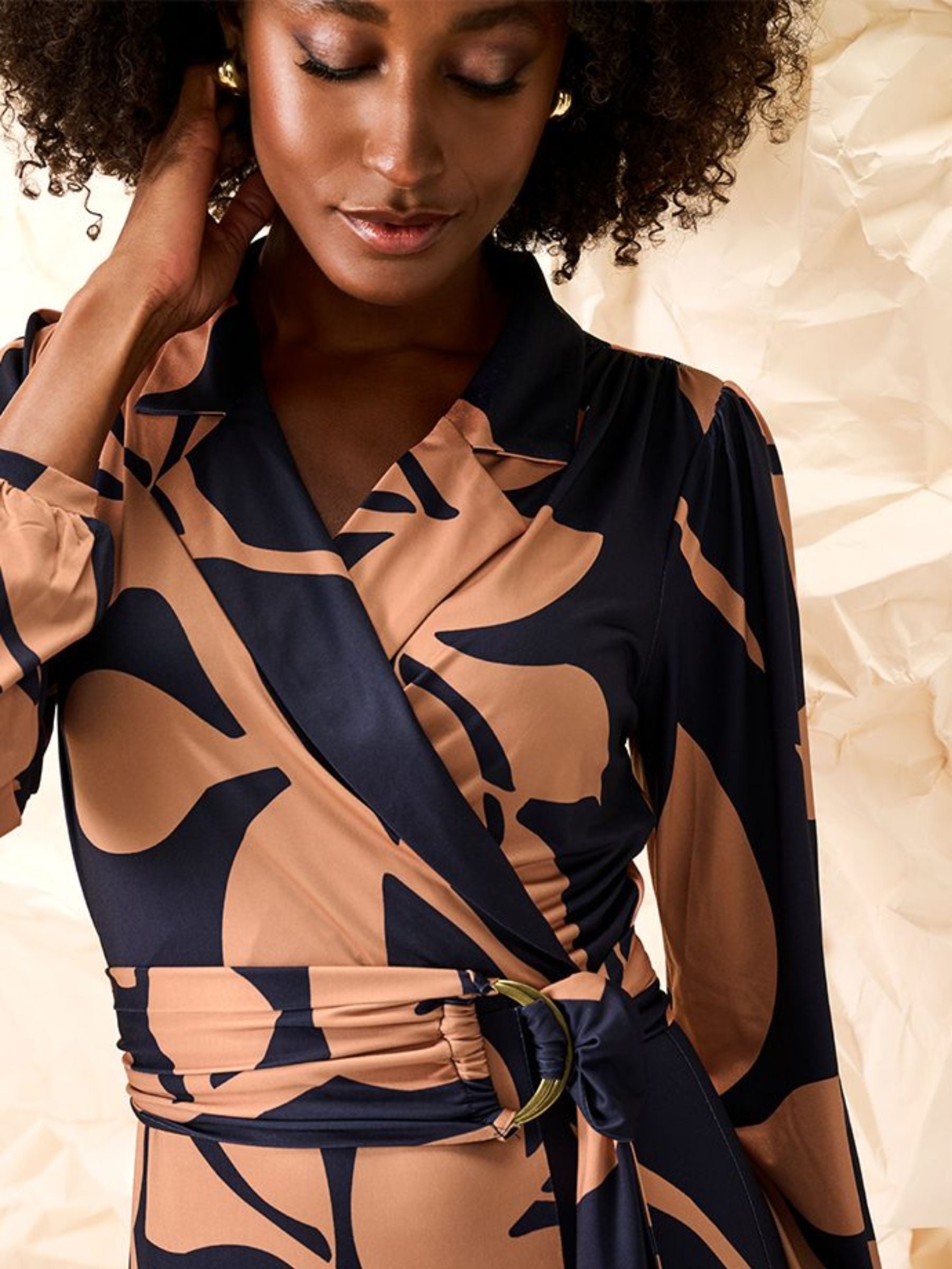 K Design B118 women’s wrap-style midi dress in abstract black and beige print with long sleeves and gathered waist, perfect for modern elegance and all-day comfort.