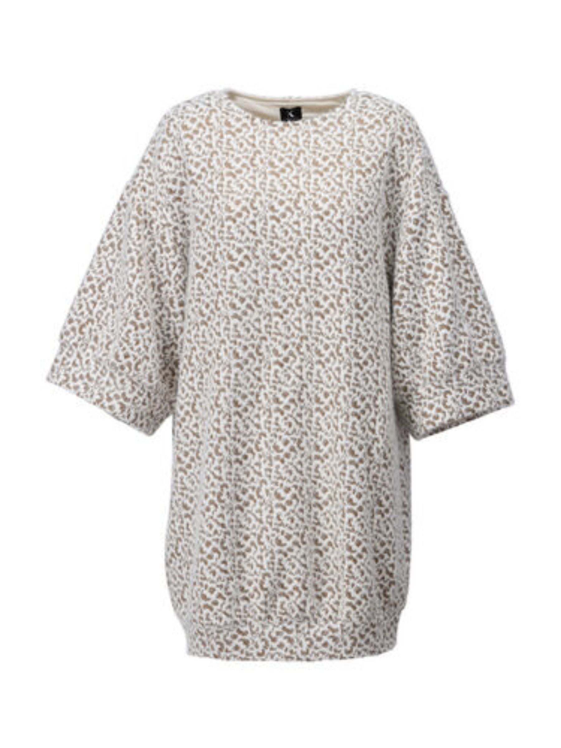 K Design B493 clay dress with subtle abstract print, oversized relaxed silhouette and wide three-quarter sleeves - chic and comfortable everyday style.