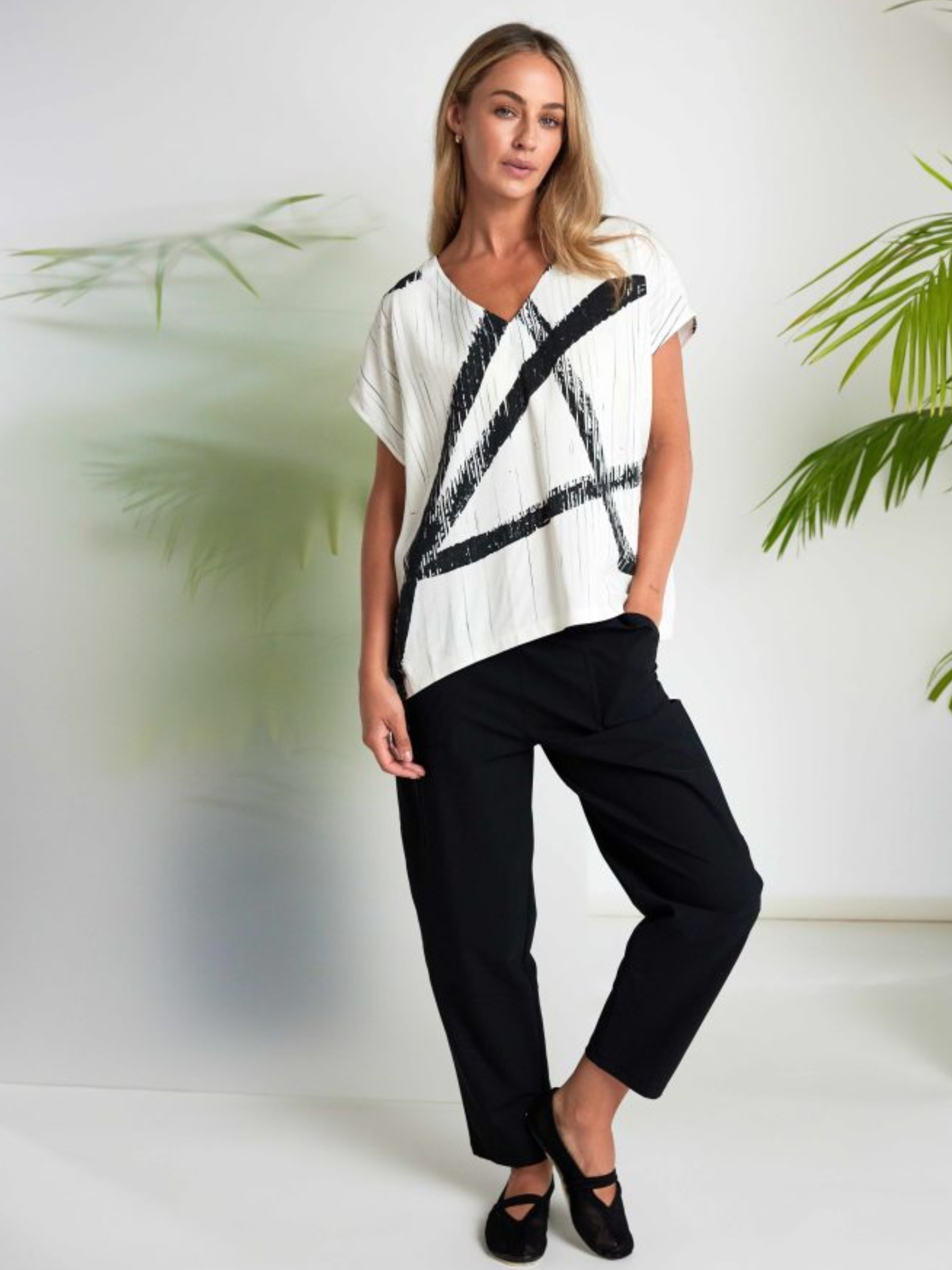 Naya NAS26 129 Elasticated Waist Trousers featuring smooth stretch fabric, elasticated waistband, tapered leg and clean modern silhouette.