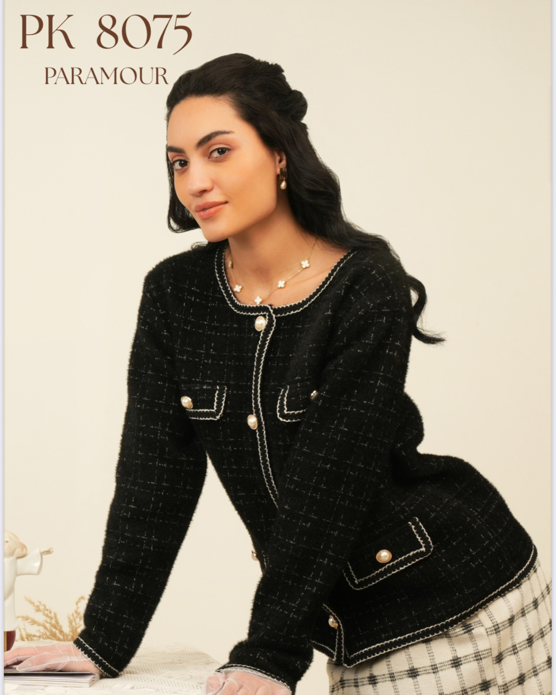 PARAMOUR Design JKT 8075 – elegant tweed-style jacket with contrast stitching, pearl button detailing and front pockets for a chic, tailored look.