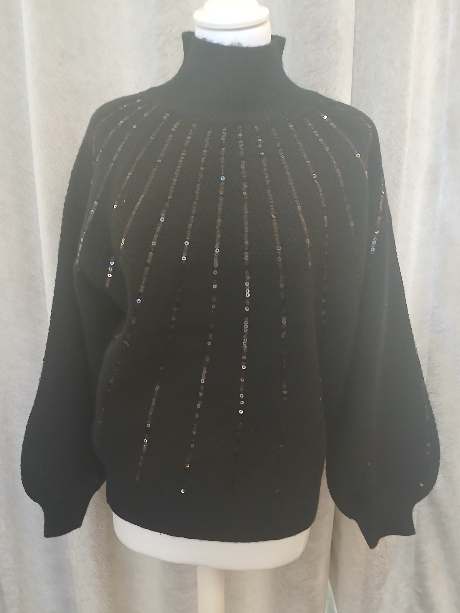 PARAMOUR Sequin Polo 8061 – elegant knitted jumper with vertical sequin detailing and a high ribbed neckline, perfect for chic day-to-night styling.