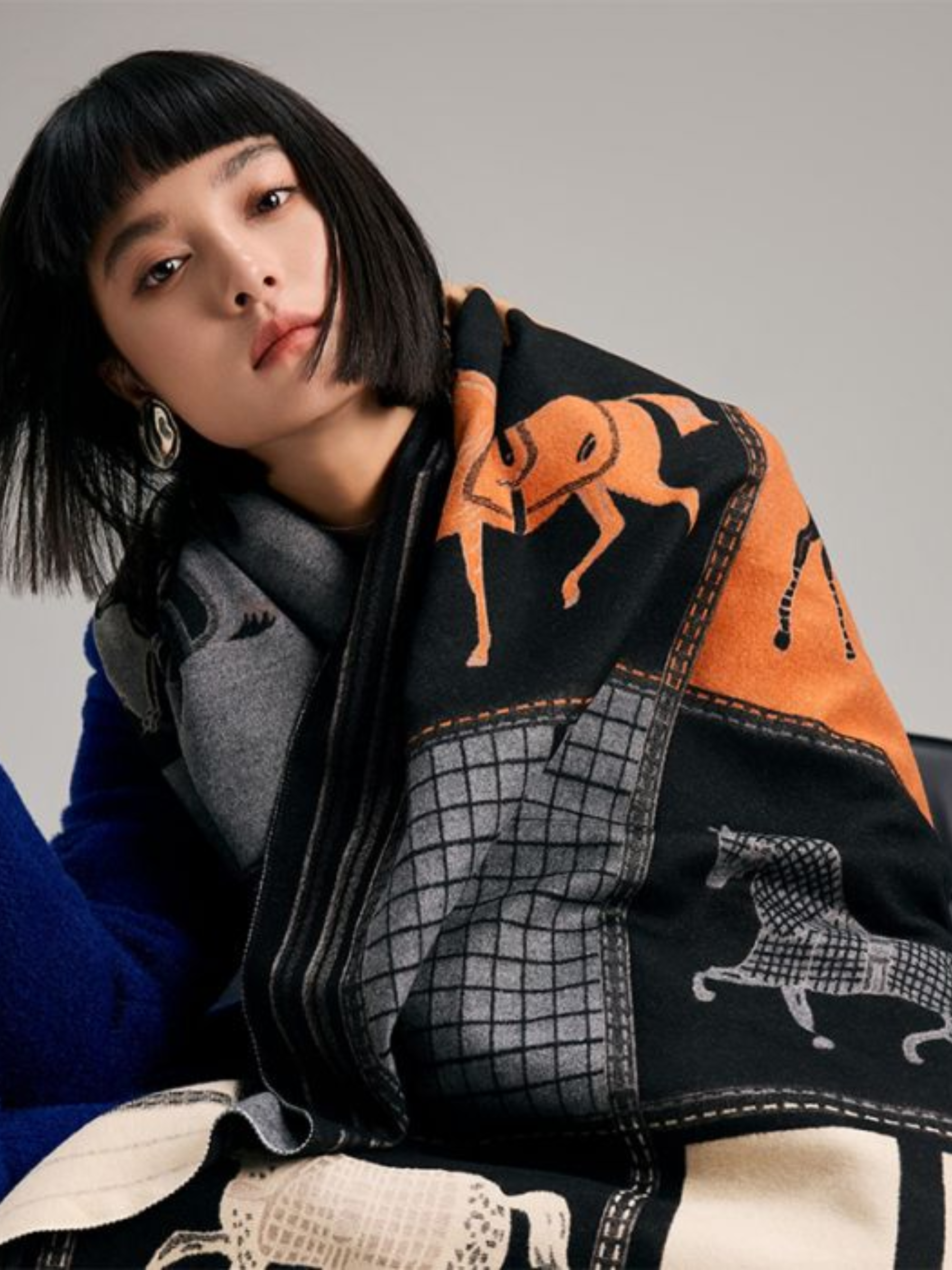 PCHA WS051 Black/Grey Horse Design Scarf – oversized equestrian-inspired winter scarf with horse motif in black, grey and camel tones, perfect for stylish seasonal layering.