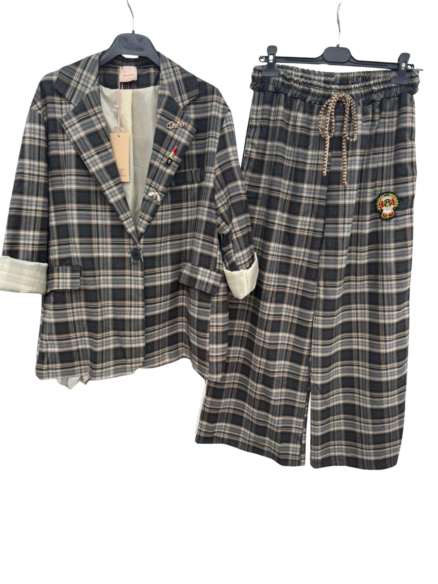 QBAW25 MC Otto checked blazer with single-breasted design and rolled sleeves-women’s versatile tailored jacket for smart-casual and evening outfits.