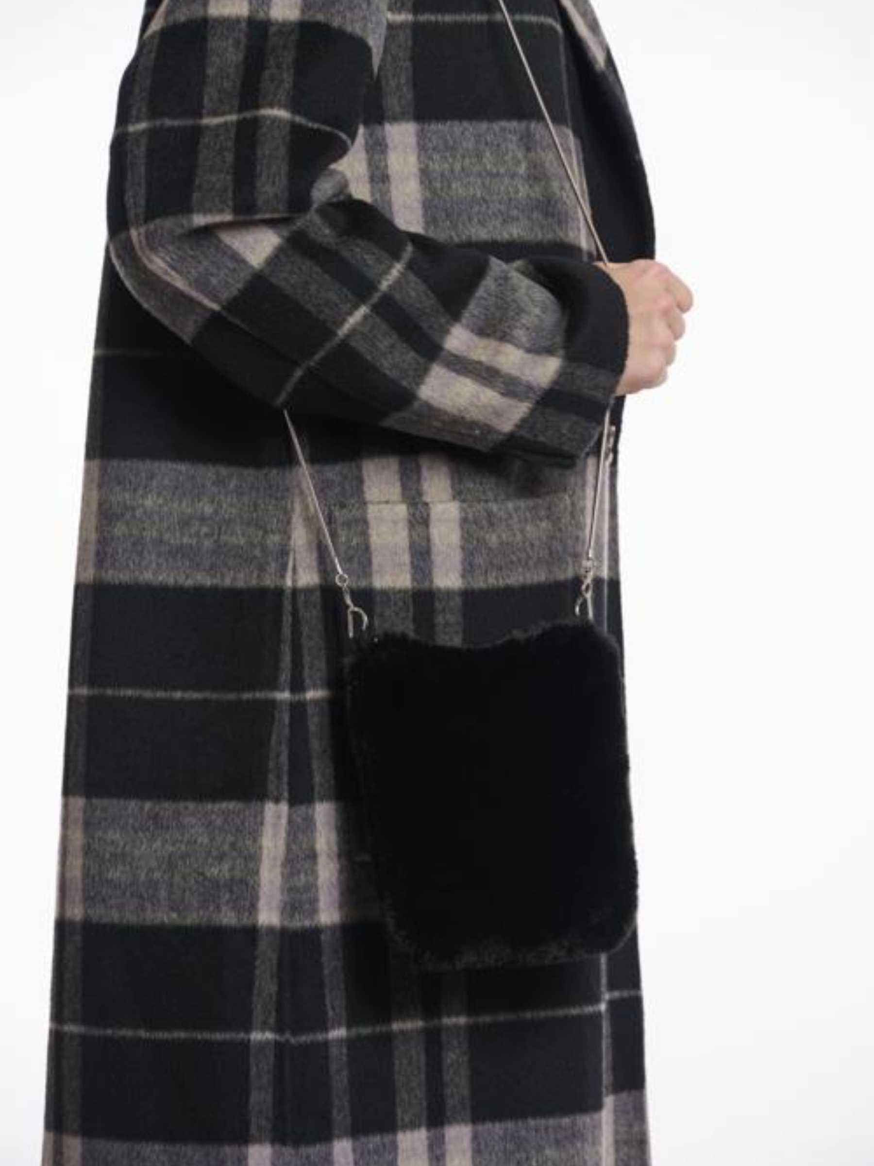 Women’s black faux fur crossbody bag with slim chain strap – soft plush evening bag perfect for winter outfits and chic day-to-night styling.