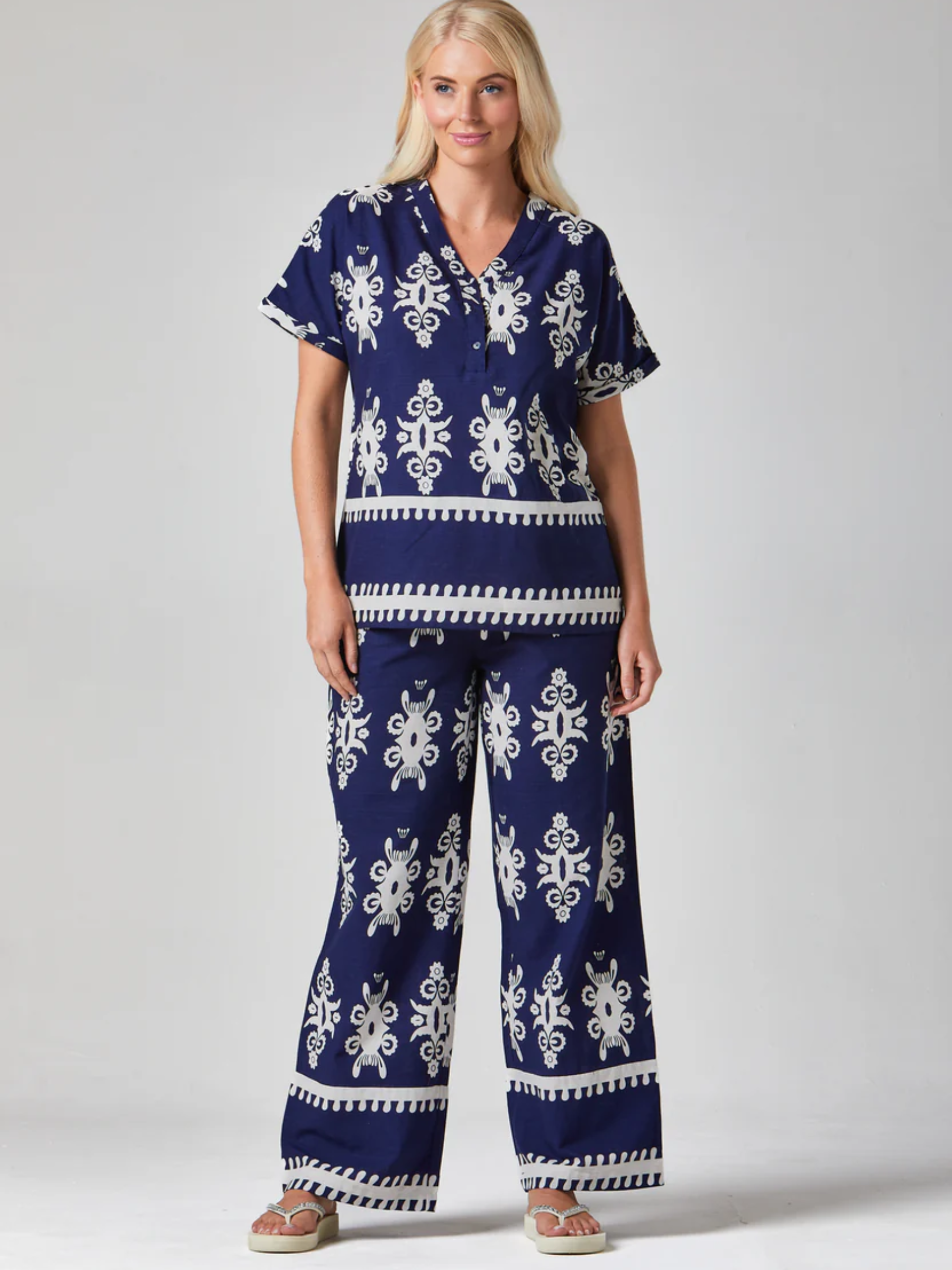 Alice Collins 036S458 Athena trousers with printed design, elasticated waistband and wide leg fit.