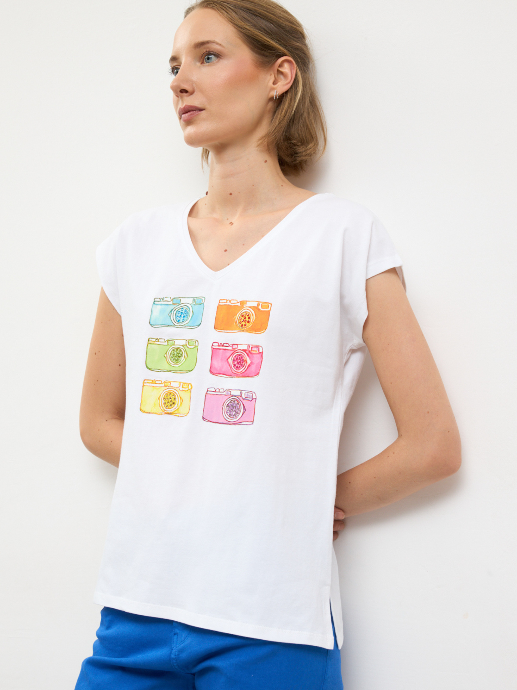 Bariloche Aguila T-Shirt with V-neckline, short cap sleeves and colourful camera graphic print in relaxed fit silhouette.