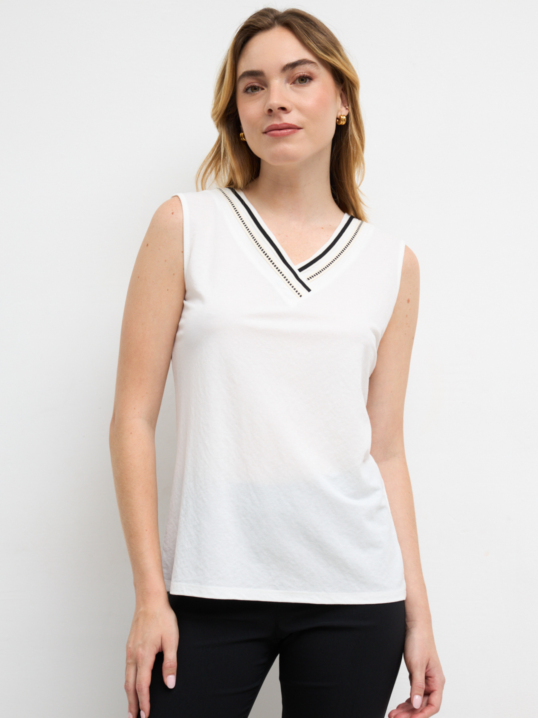 Bariloche Ancona T-Shirt sleeveless V-neck top with contrast trim detail and relaxed straight silhouette.