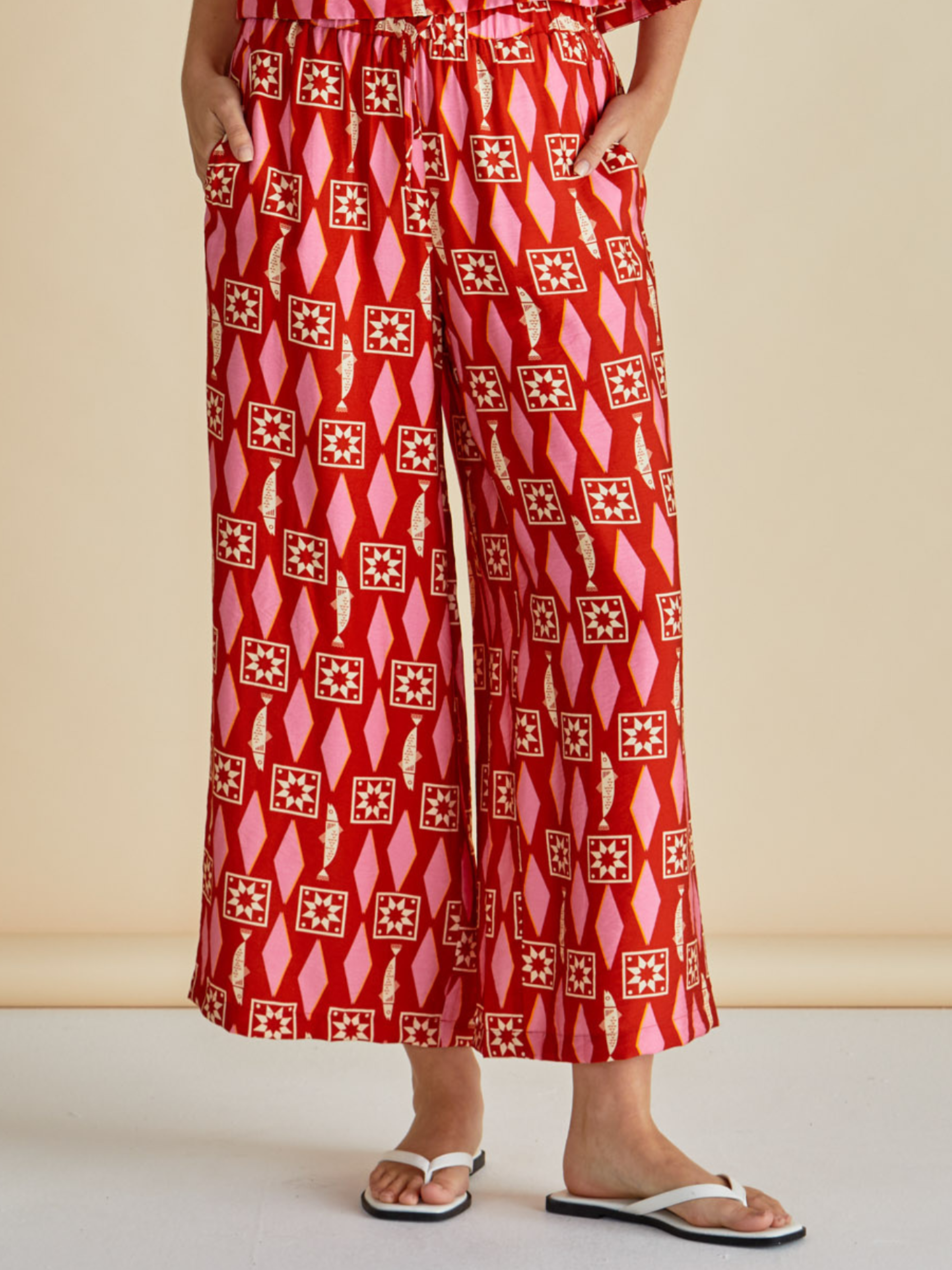Betty Copacabana Relax Pants with elasticated waistband, relaxed wide-leg silhouette and cropped length.