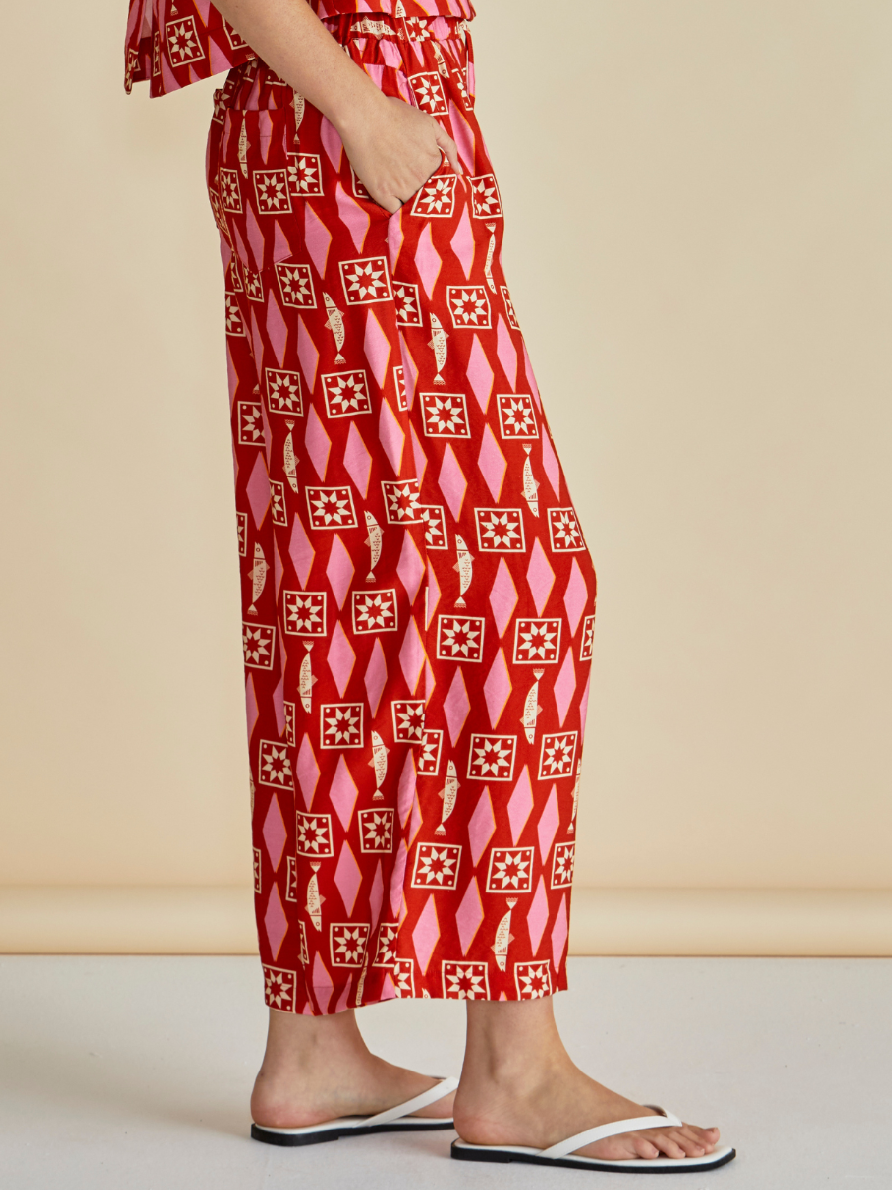 Betty Copacabana Relax Pants with elasticated waistband, relaxed wide-leg silhouette and cropped length.