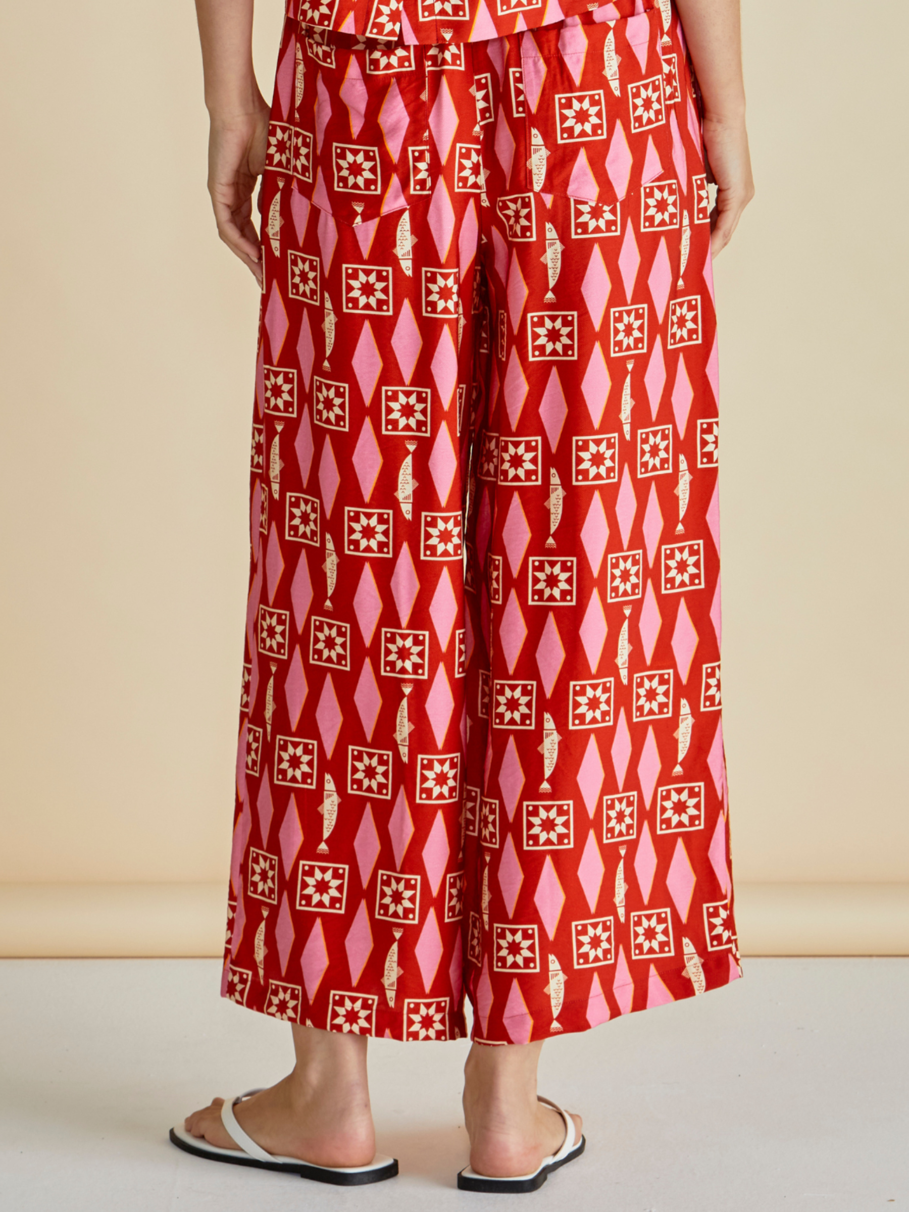 Betty Copacabana Relax Pants with elasticated waistband, relaxed wide-leg silhouette and cropped length.