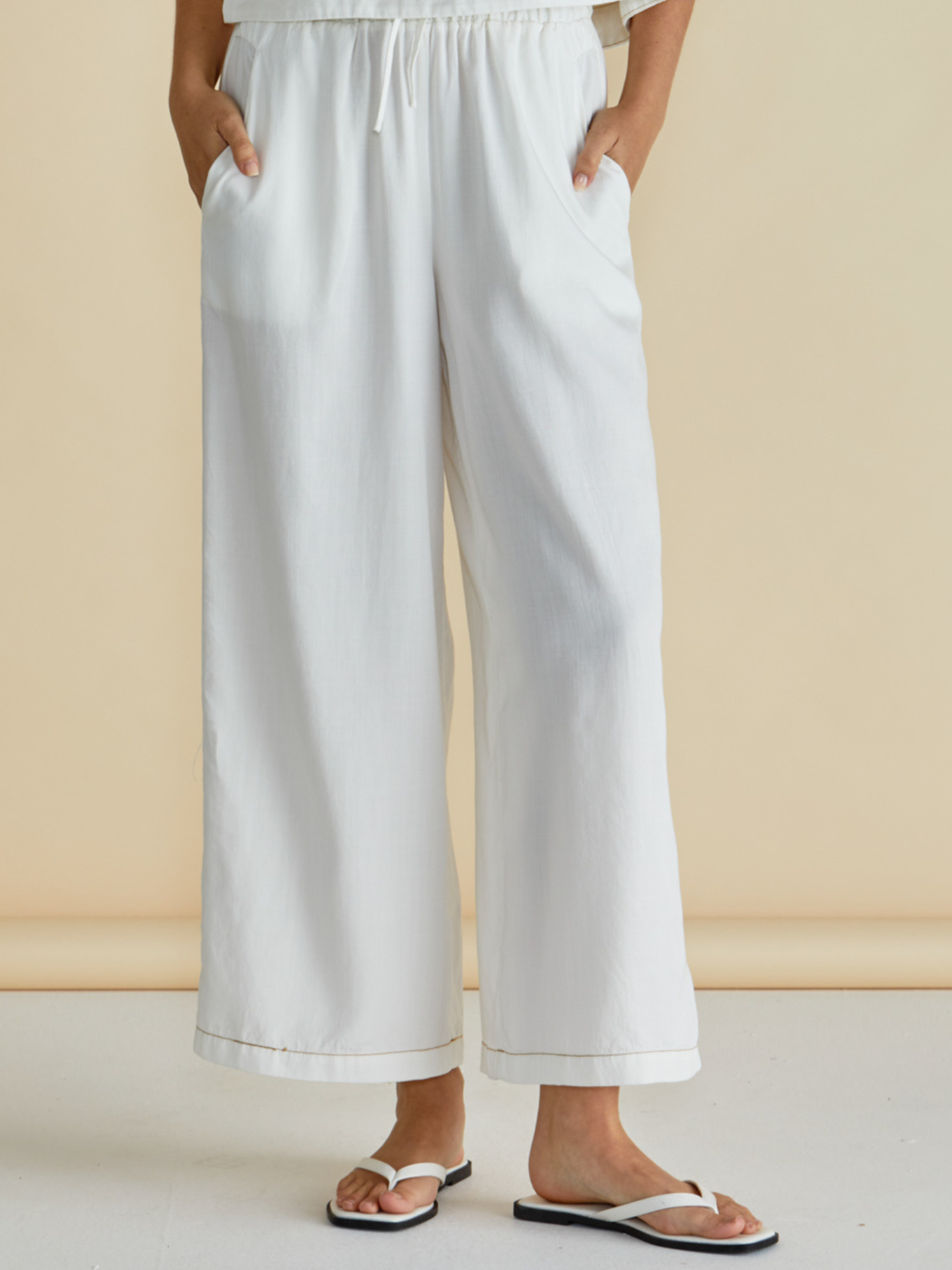 Betty Copacabana Relax Pants with elasticated waistband, relaxed wide-leg silhouette and cropped length.