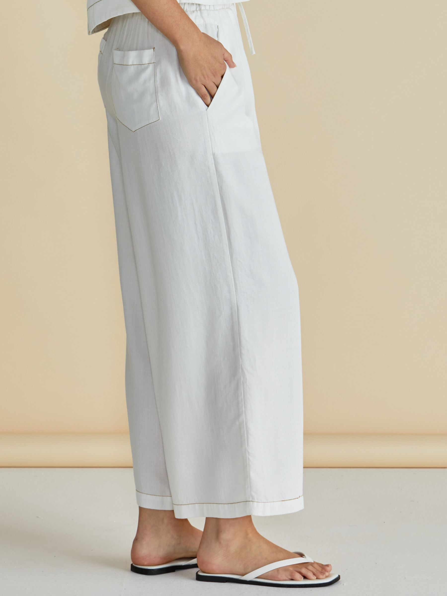 Betty Copacabana Relax Pants with elasticated waistband, relaxed wide-leg silhouette and cropped length.