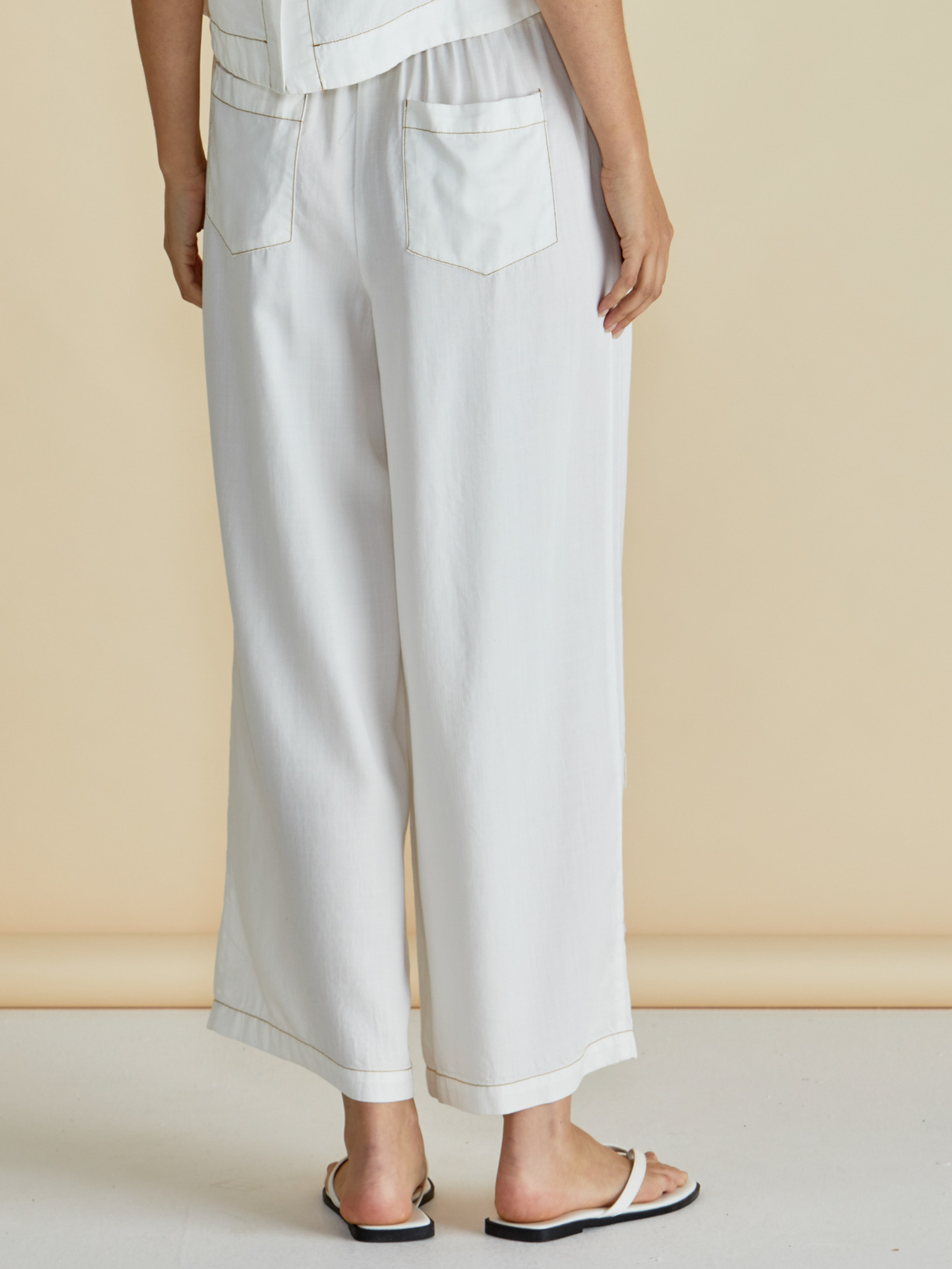 Betty Copacabana Relax Pants with elasticated waistband, relaxed wide-leg silhouette and cropped length.