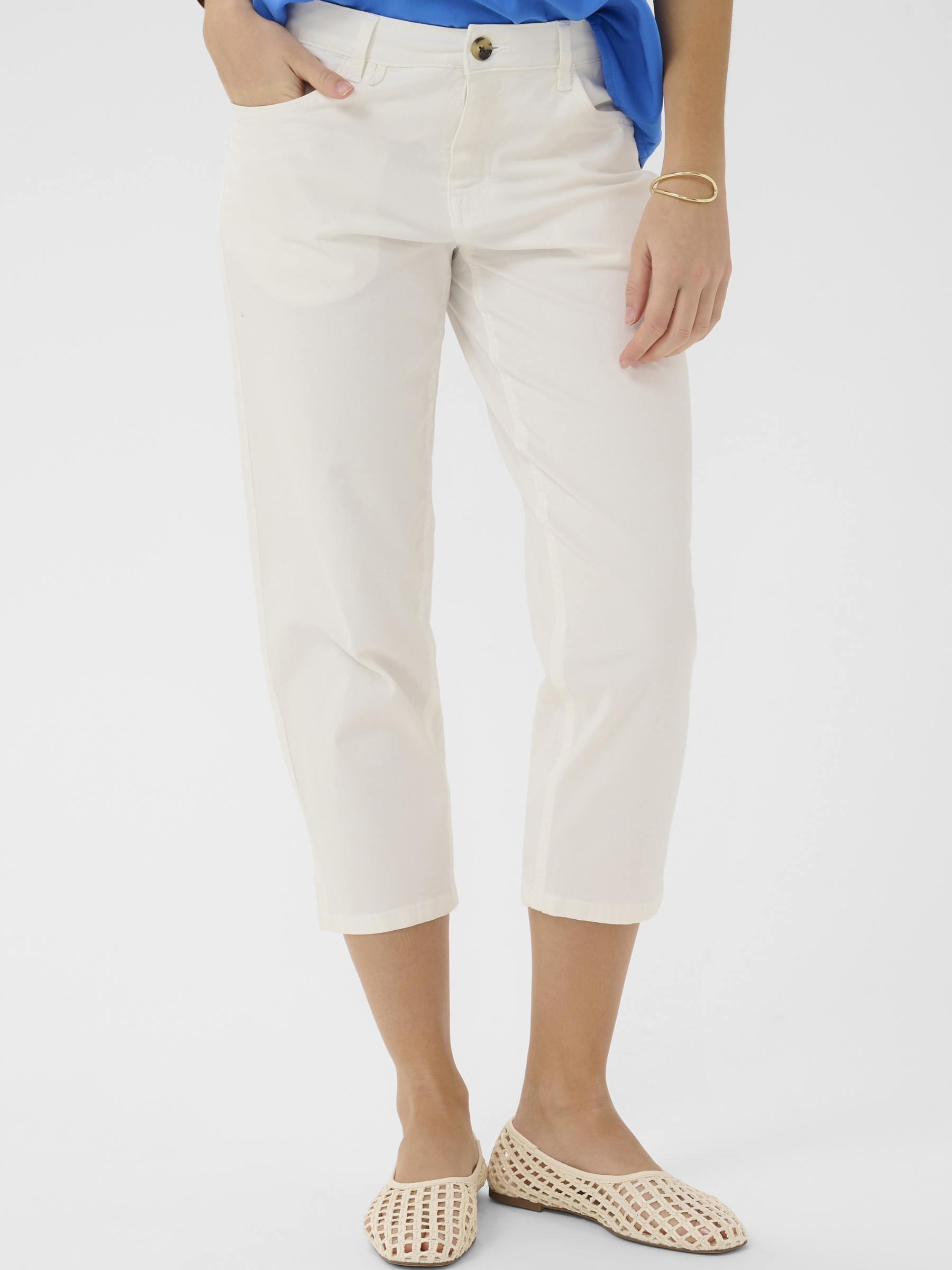 Cream Berta Capri Twill women’s cropped cotton twill trousers with button fastening and side pockets.