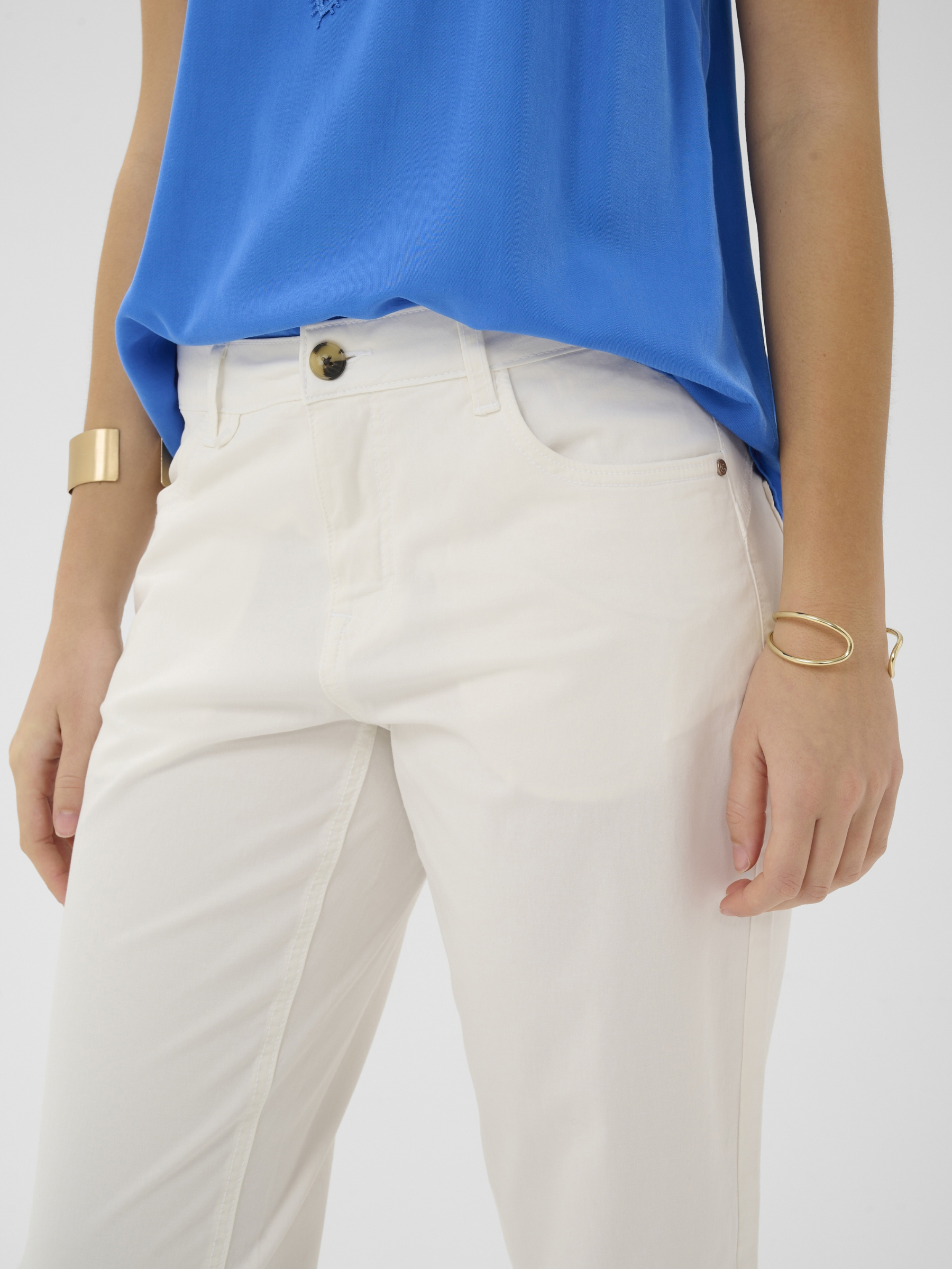 Cream Berta Capri Twill women’s cropped cotton twill trousers with button fastening and side pockets.