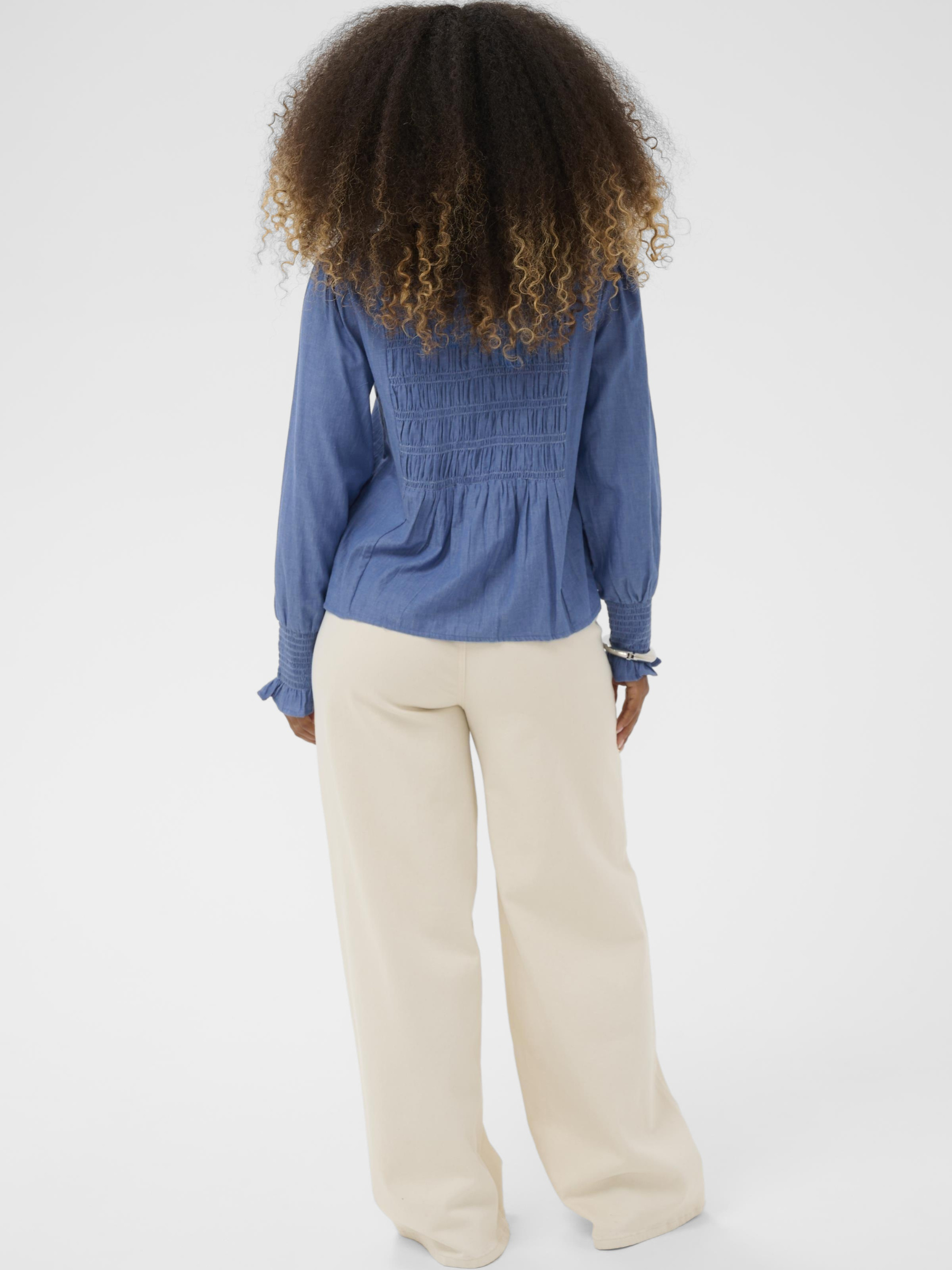 Cream Kami Shirt women’s cotton shirt with regular fit and hip-length cut, ideal for everyday and smart-casual wear.