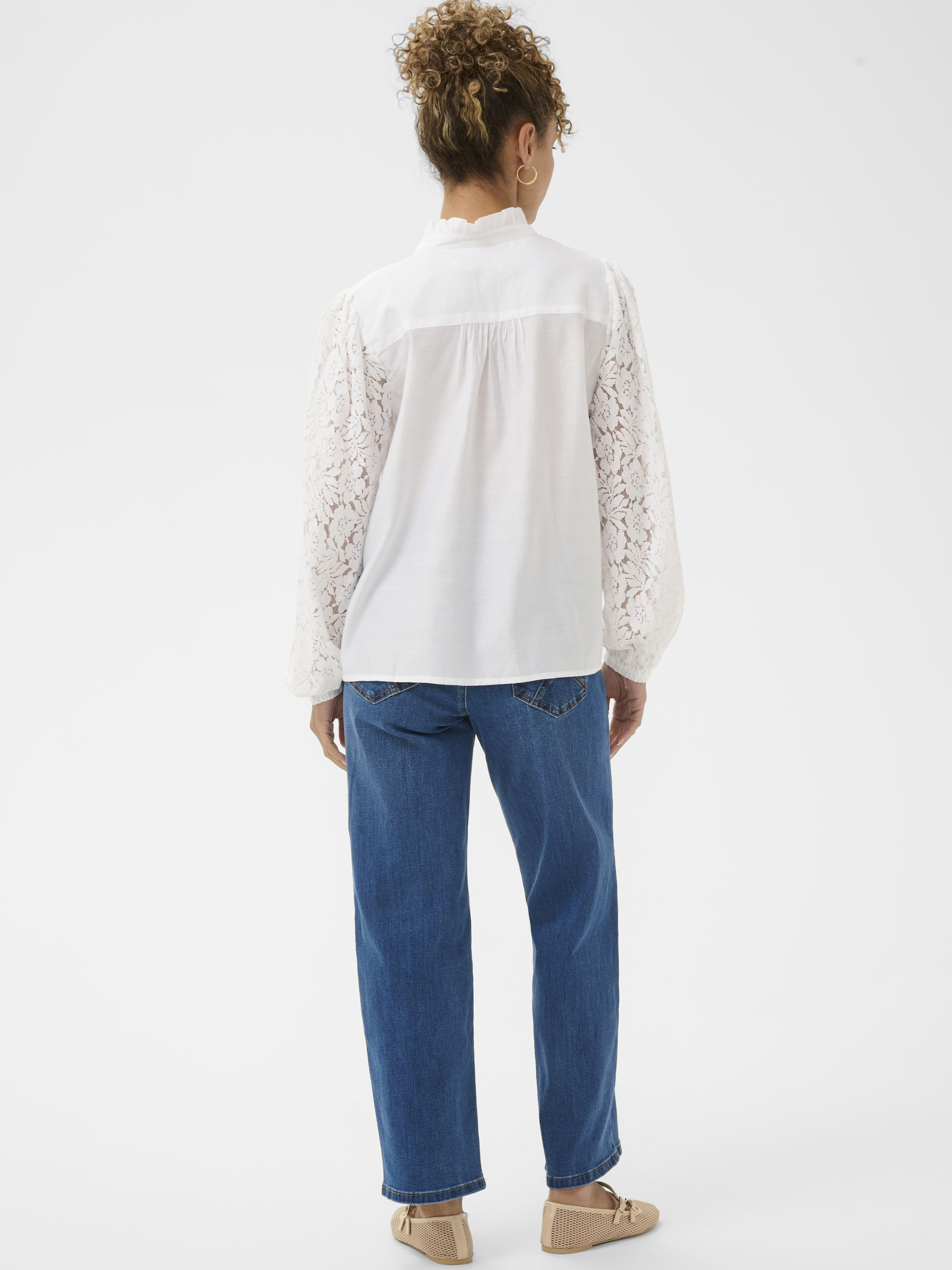 Cream Liselin Lace Blouse women’s regular-fit blouse with lace sleeves, split neckline and hip-length silhouette, styled with jeans.