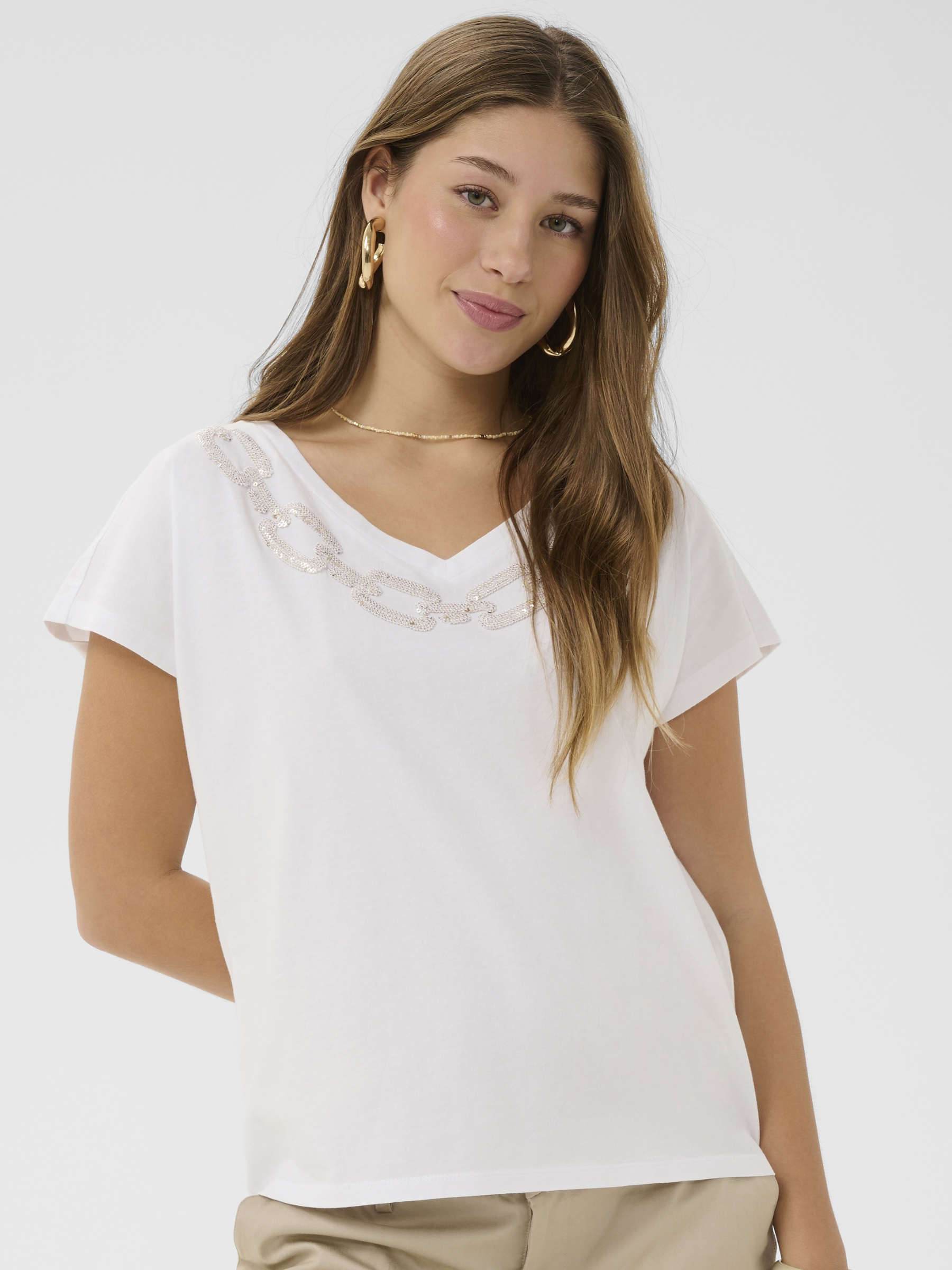 Cream Nibia white t-shirt with embellished V-neckline and short sleeves.