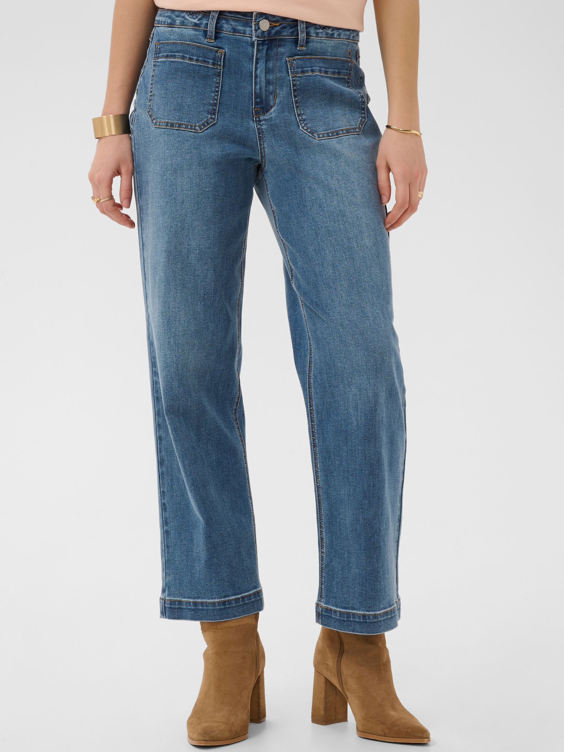 Cream Noemi 7/8 Jeans with regular waist, cropped length, front pockets and classic back pocket detailing