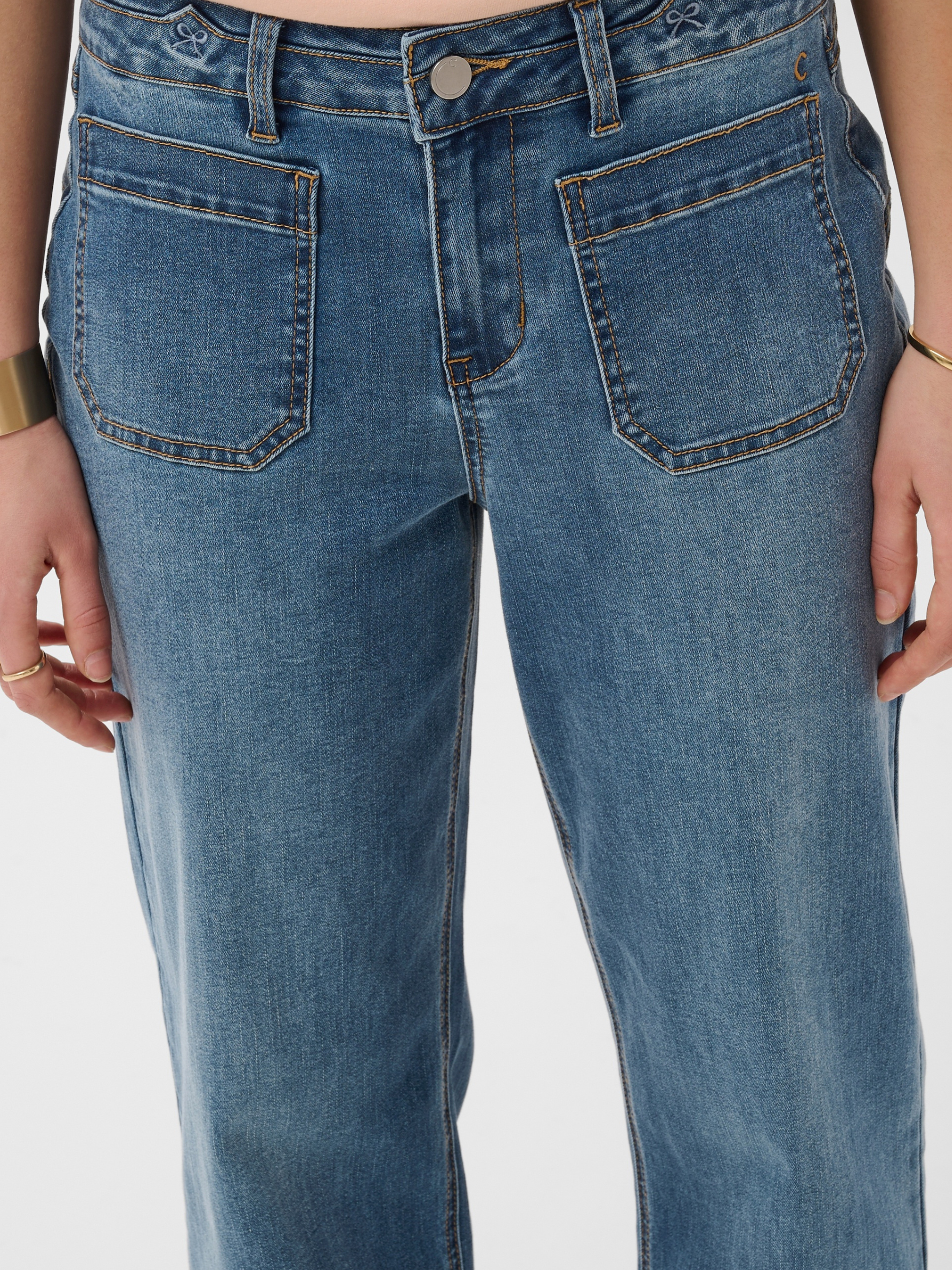 Cream Noemi 7/8 Jeans with regular waist, cropped length, front pockets and classic back pocket detailing