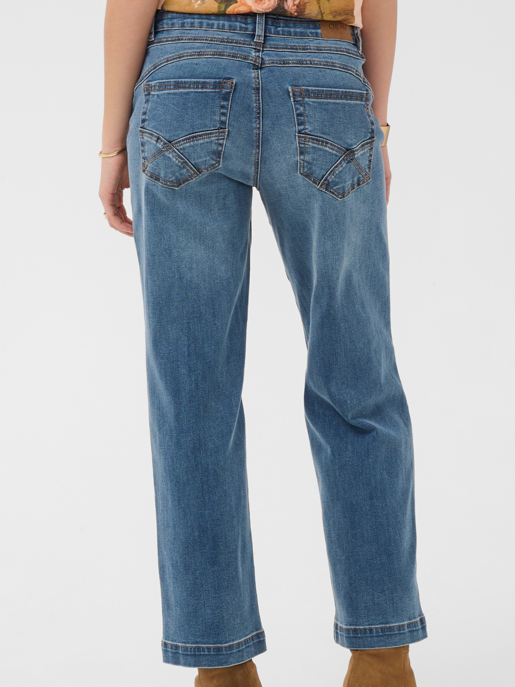 Cream Noemi 7/8 Jeans with regular waist, cropped length, front pockets and classic back pocket detailing